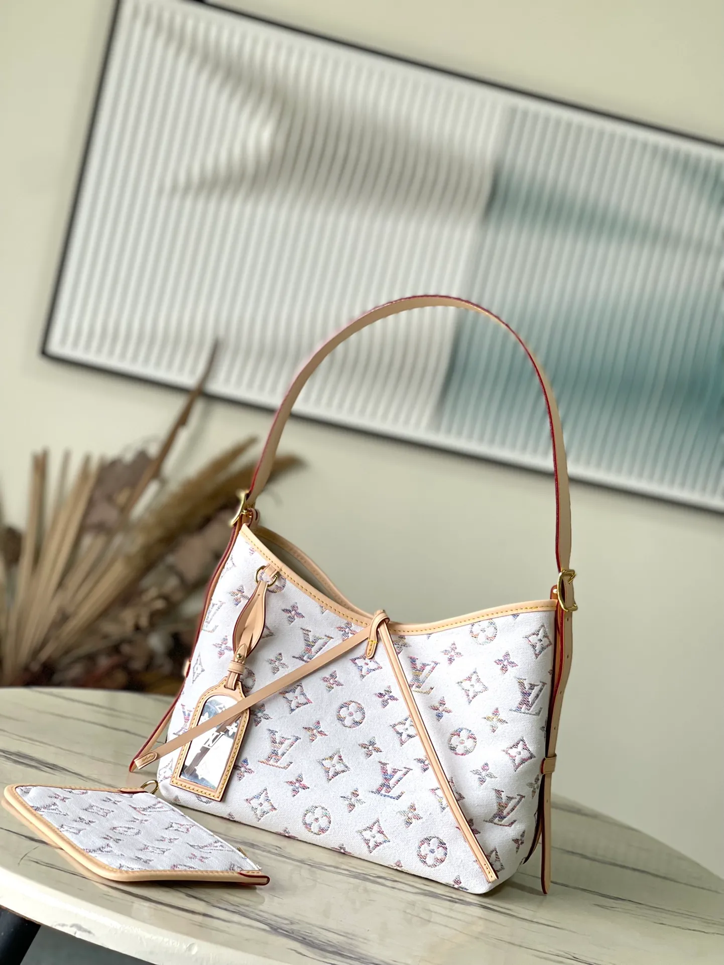 💰1160 Top original order M24707 This CarryAll small handbag is from the Nautical series and is made of Monogram jacquard fabric with cow leather trim. Colorful yarns create a Monogram pattern with subtle gradients of color. The laser-engraved mirror decoration makes it easy to organize makeup, making it a perfect choice for urban life. Dimensions: 29 x 24 x 12 cm length x height x width)
