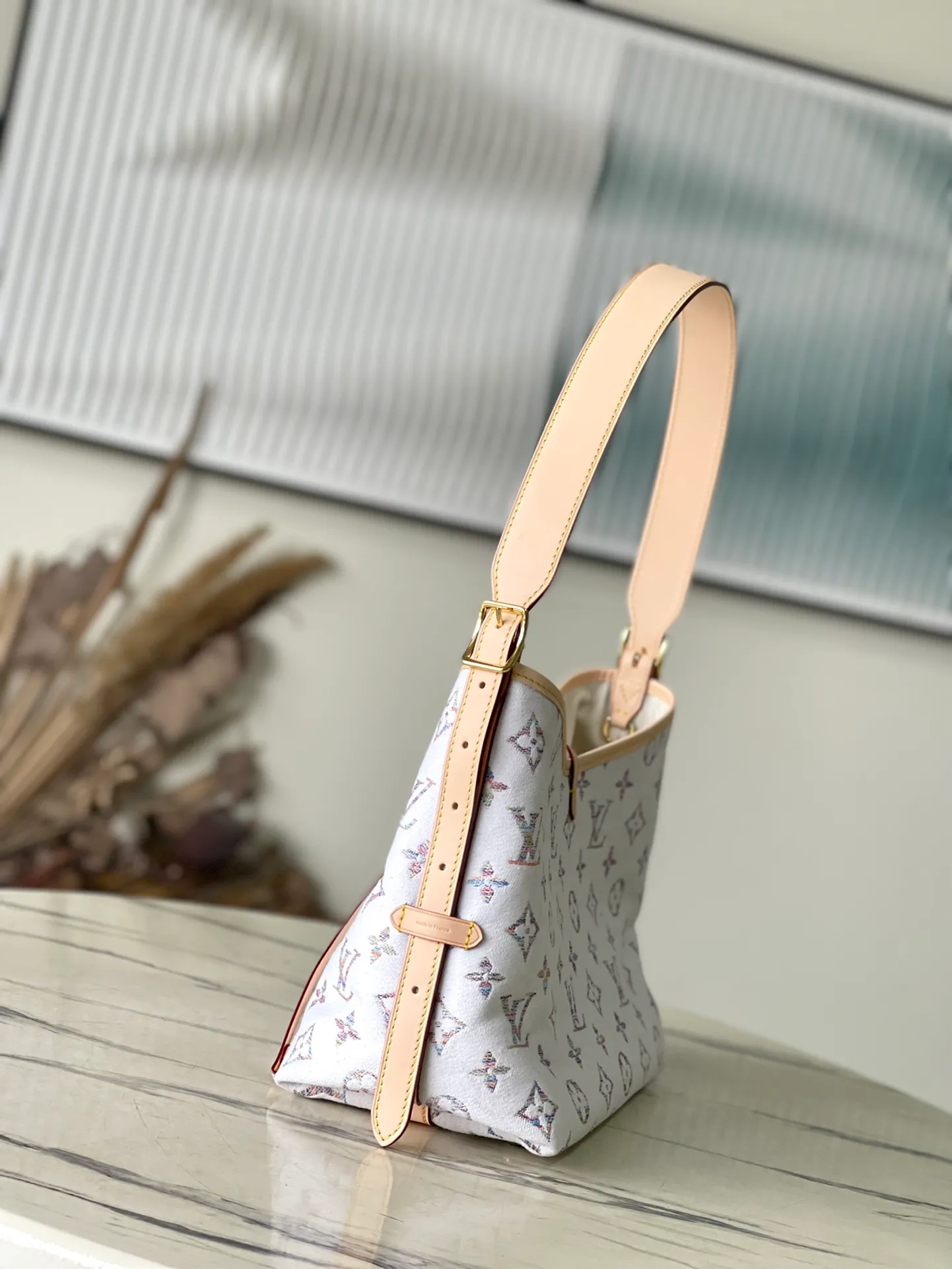 💰1160 Top original order M24707 This CarryAll small handbag is from the Nautical series and is made of Monogram jacquard fabric with cow leather trim. Colorful yarns create a Monogram pattern with subtle gradients of color. The laser-engraved mirror decoration makes it easy to organize makeup, making it a perfect choice for urban life. Dimensions: 29 x 24 x 12 cm length x height x width)