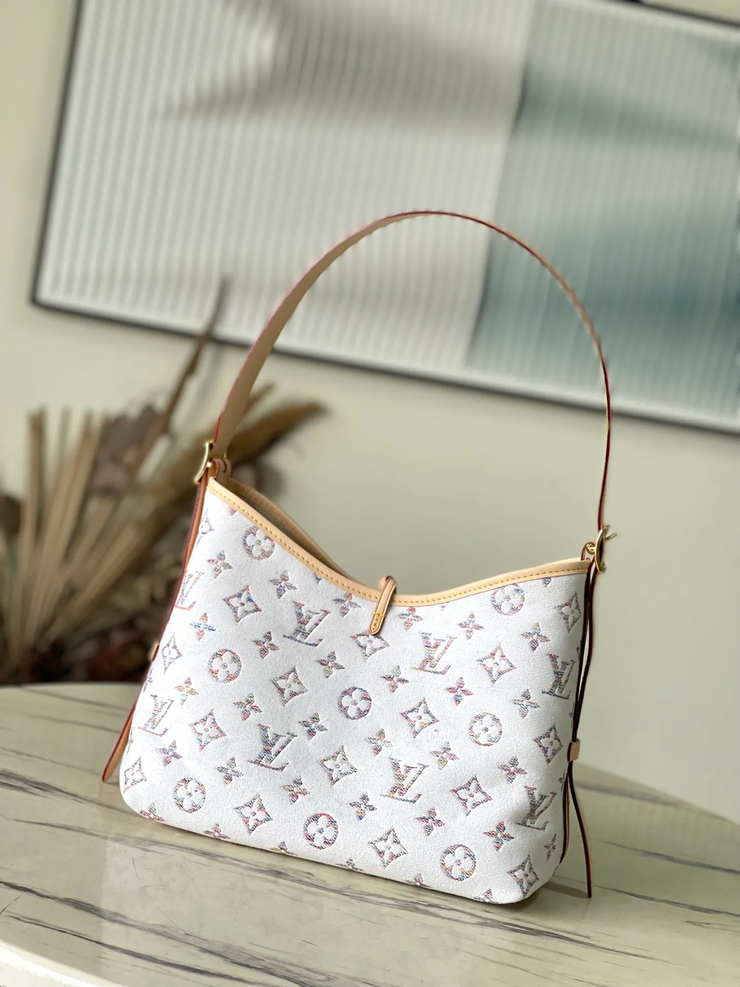 💰1160 Top original order M24707 This CarryAll small handbag is from the Nautical series and is made of Monogram jacquard fabric with cow leather trim. Colorful yarns create a Monogram pattern with subtle gradients of color. The laser-engraved mirror decoration makes it easy to organize makeup, making it a perfect choice for urban life. Dimensions: 29 x 24 x 12 cm length x height x width)