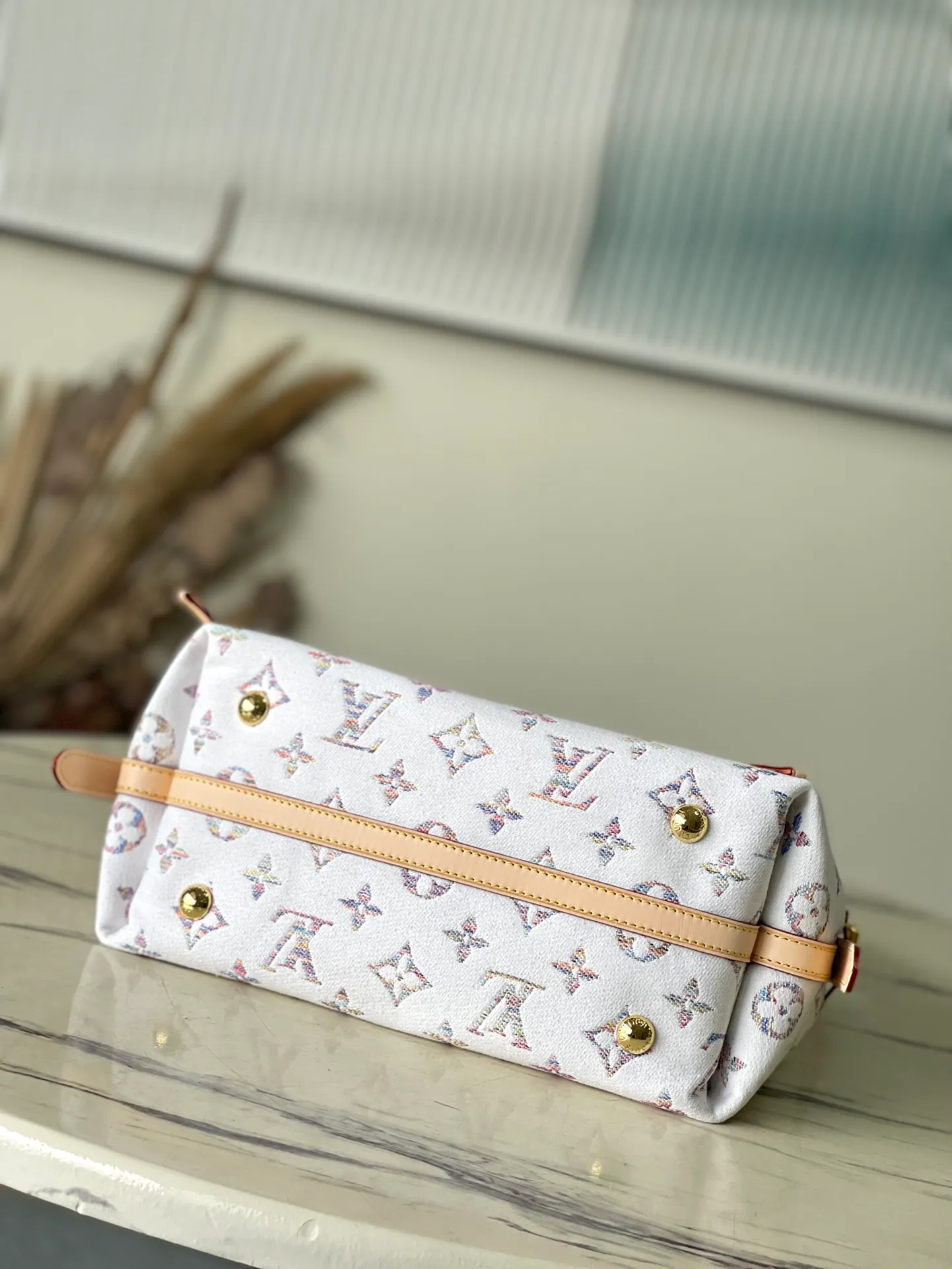 💰1160 Top original order M24707 This CarryAll small handbag is from the Nautical series and is made of Monogram jacquard fabric with cow leather trim. Colorful yarns create a Monogram pattern with subtle gradients of color. The laser-engraved mirror decoration makes it easy to organize makeup, making it a perfect choice for urban life. Dimensions: 29 x 24 x 12 cm length x height x width)