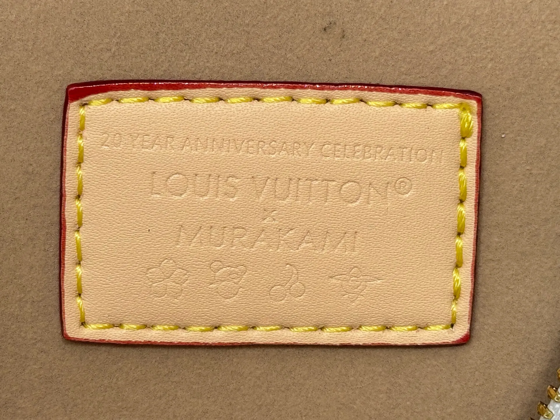 P280 Upgraded original M13662 This Vanity Pouch handbag is from the Louis Vuitton x Takashi Murakami reissue series, reinterpreting the brand's classic Monogram pattern with the artist's distinctive tones. Coated canvas is trimmed with calfskin, while a zipper closure, detachable chain and LV-engraved padlock add a metallic sheen. Dimensions: 11.5 x 6.5 x 19 cm (height x width x length)