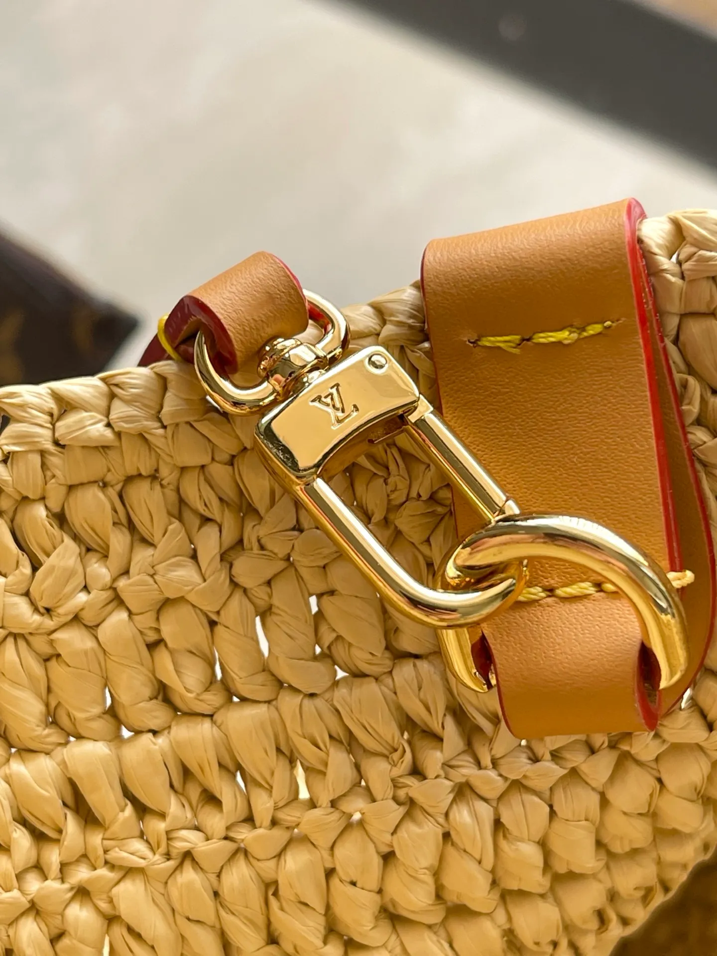 💰1580 Top Original Order M14458 This Shopper Tote handbag is filled with summery atmosphere with light raffia, which cleverly reflects the Louis Vuitton logo embroidery on the front. The removable distressed leather nameplate adds a retro charm, and the Louis Vuitton woven label on the inside highlights the new season cruise theme. Dimensions: 44 × 32 × 17 cm