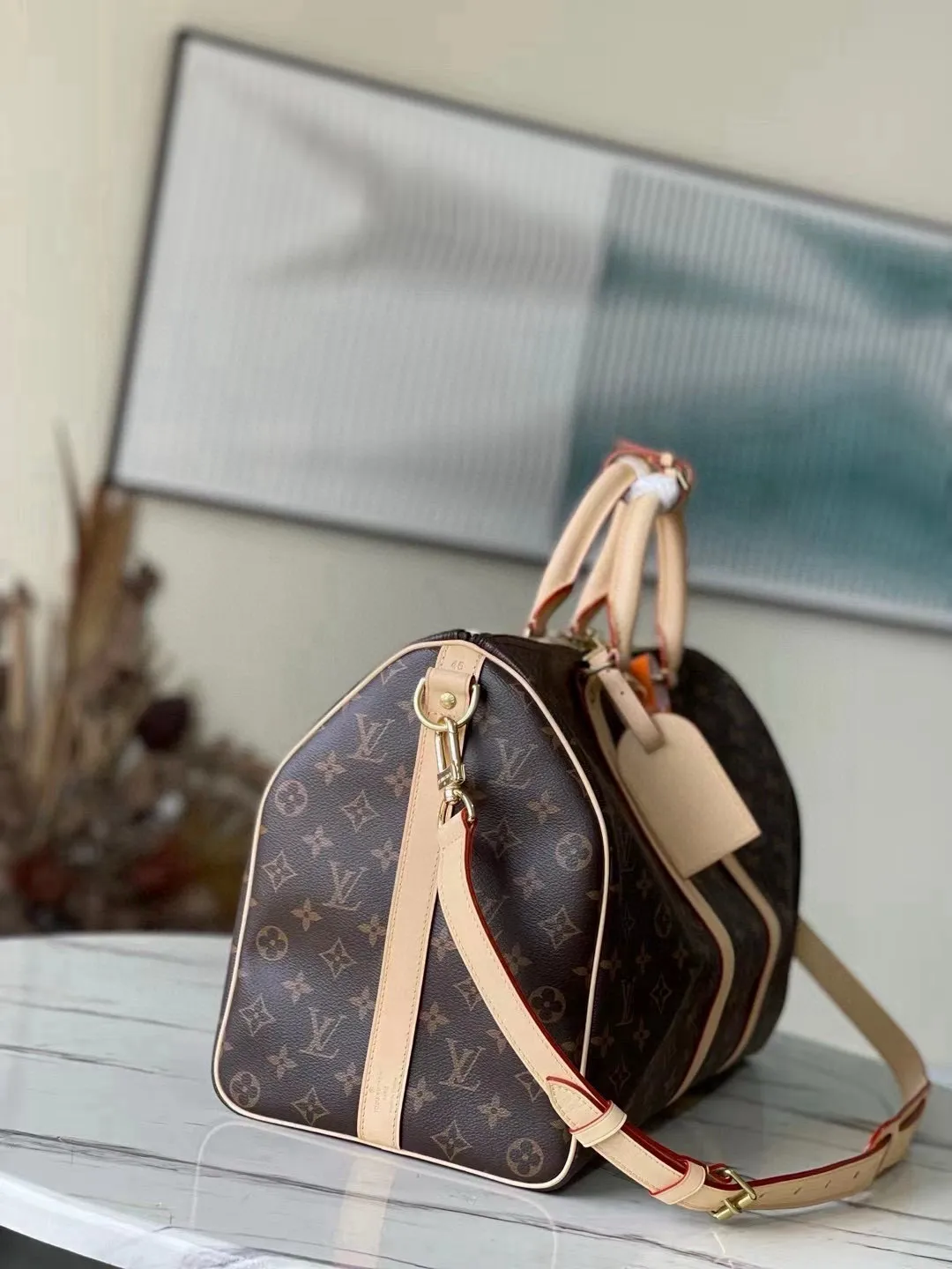 💰960 (size 45) top original M41418 presbyopic yellow leather, spacious capacity, flexible use. Durable, safe and reliable. Fashionable style, mature and stable. Features a secure double zipper and padlock, making it perfect for business or pleasure. Dimensions: 45 × 27 × 20 cm.