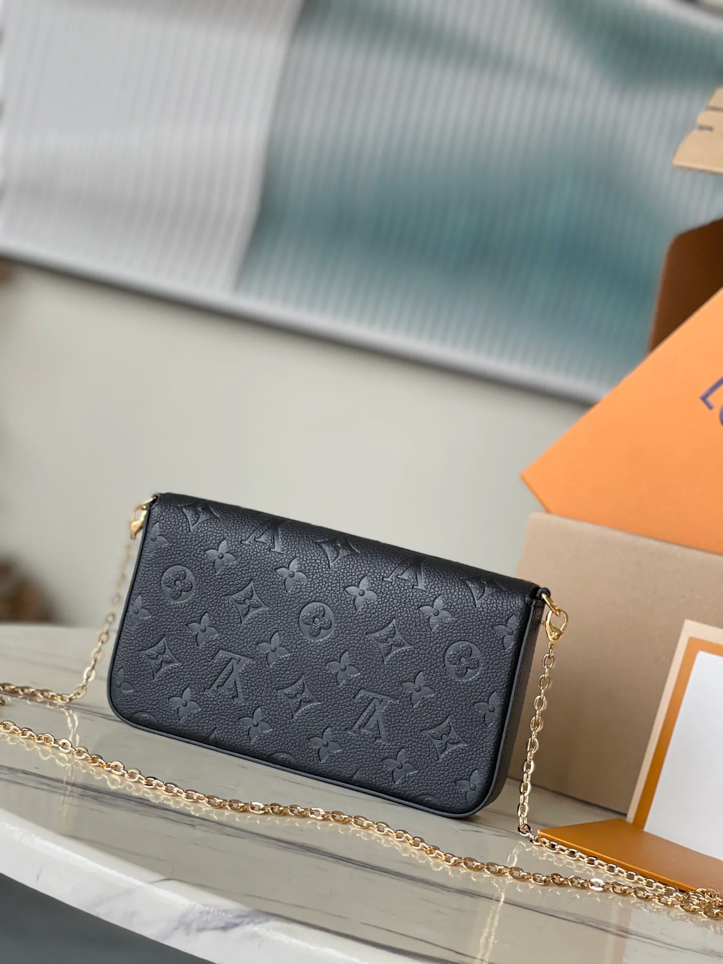 💰740 (top layer leather) top original order M64064 black. Support counter inspection. Photos taken of duty-free goods are consistent with the product without unpacking. This product is an exclusive duty-free product in the market and is the highest-end product. Inspection is supported. This product has passed strict inspection and is flawless. Please wear gloves when touching the product. This product is not returnable or exchangeable. Please confirm the product first and then remove the label on the handle. This product is temporarily not open to the public, only regular customers, and is in short supply. Dimensions: 25 x 14.5 x 4.5 cm