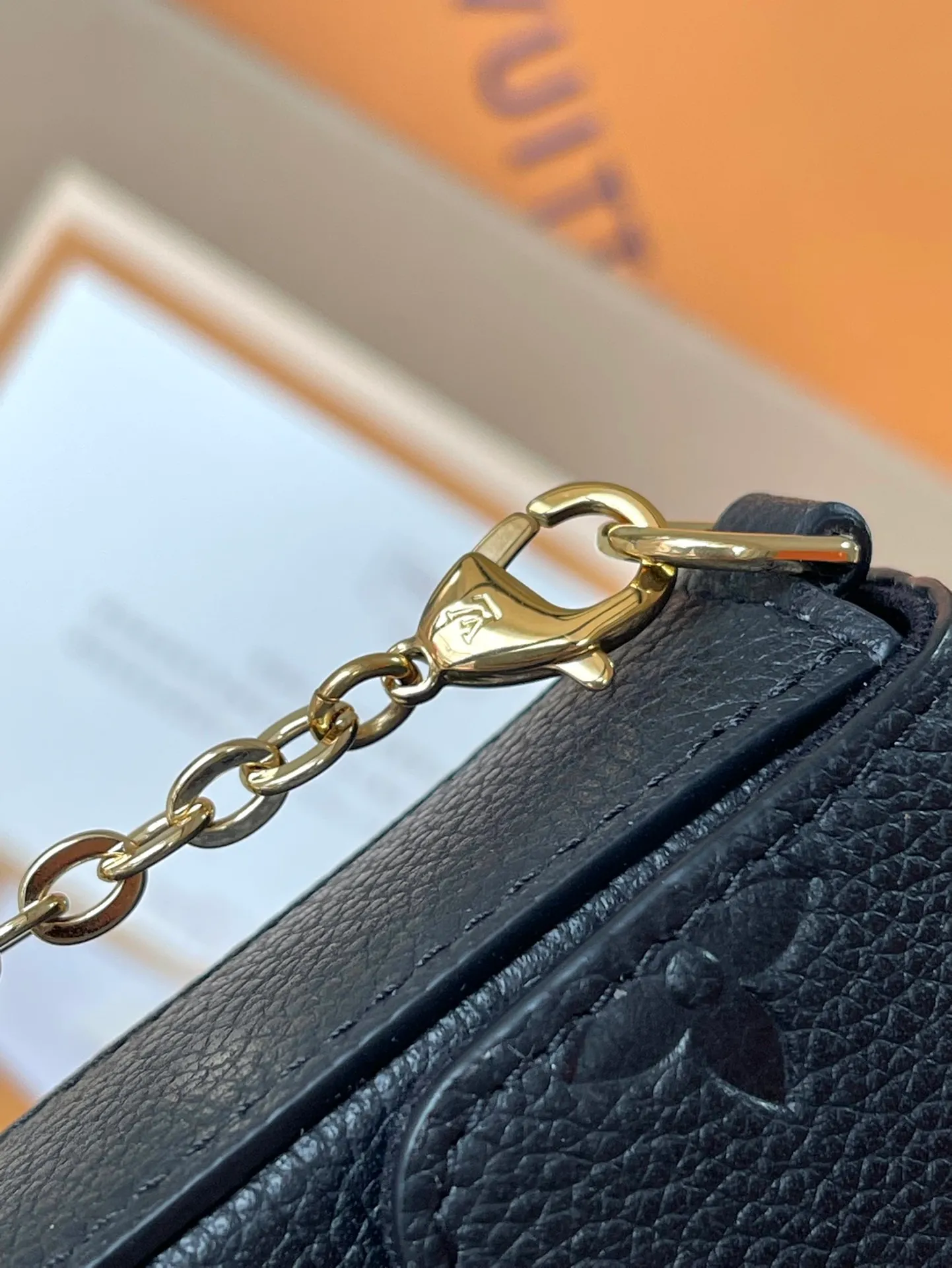 💰740 (top layer leather) top original order M64064 black. Support counter inspection. Photos taken of duty-free goods are consistent with the product without unpacking. This product is an exclusive duty-free product in the market and is the highest-end product. Inspection is supported. This product has passed strict inspection and is flawless. Please wear gloves when touching the product. This product is not returnable or exchangeable. Please confirm the product first and then remove the label on the handle. This product is temporarily not open to the public, only regular customers, and is in short supply. Dimensions: 25 x 14.5 x 4.5 cm