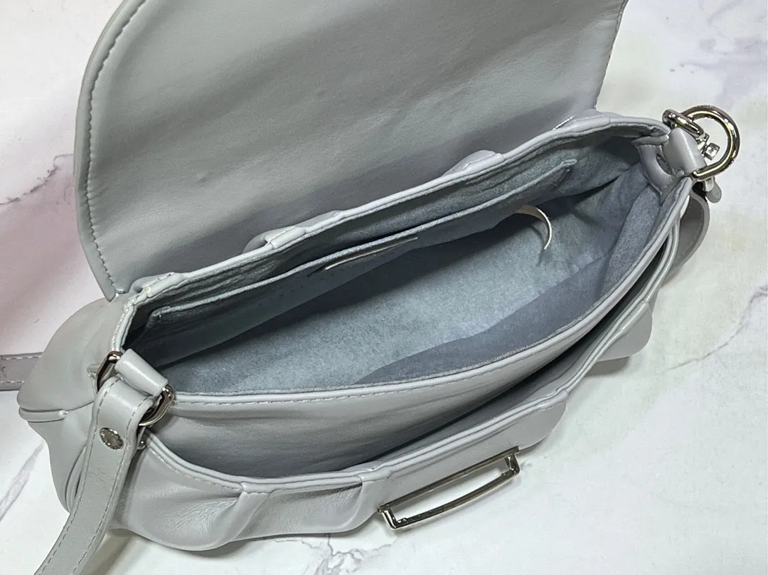 Batch 260💰Upgraded original M46829 black leather gray leather presbyopia Sunset handbag focusing on Monogram Denim canvas. The material is made through multiple processes. The Monogram pattern is woven from cotton yarn certified by the Global Organic Textile Standard and then bleached. The finished product is sand-washed to create a unique look, and branded buckles add an eye-catching touch. 27.0 x 18.0 x 3.0 cm (length x height x width)