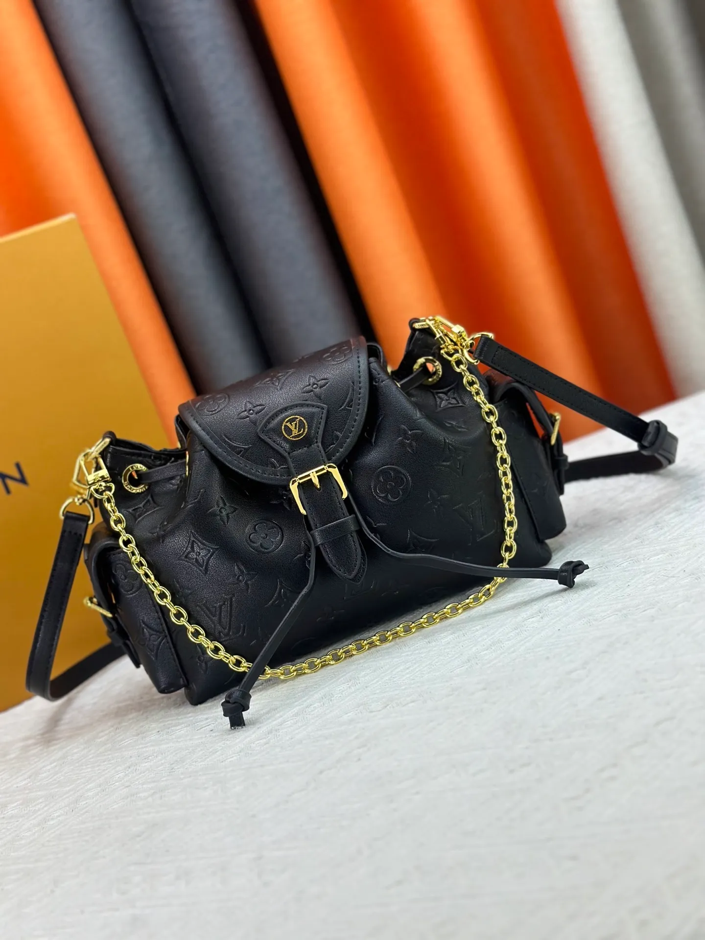 P280 Upgraded original M25085 This Odysée handbag is from the 2025 early autumn series, paying tribute to the brand heritage with a stylish everyday design. Dazzling buckles and detachable chains accentuate the Monogram canvas body, and the side pockets provide easy access to keys, lipstick and other small items. Dimensions: 27.0 x 17.0 x 12.0 cm (length x height x width)