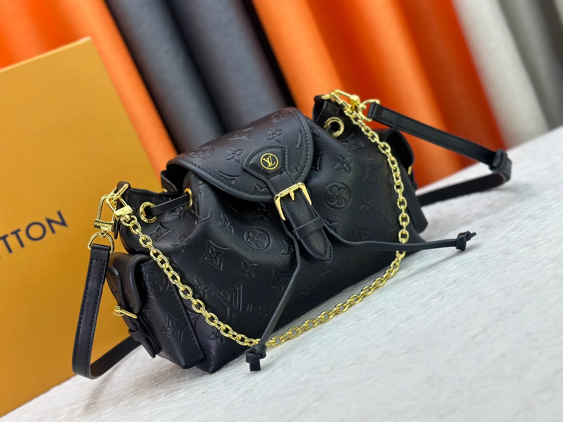 P280 Upgraded original M25085 This Odysée handbag is from the 2025 early autumn series, paying tribute to the brand heritage with a stylish everyday design. Dazzling buckles and detachable chains accentuate the Monogram canvas body, and the side pockets provide easy access to keys, lipstick and other small items. Dimensions: 27.0 x 17.0 x 12.0 cm (length x height x width)