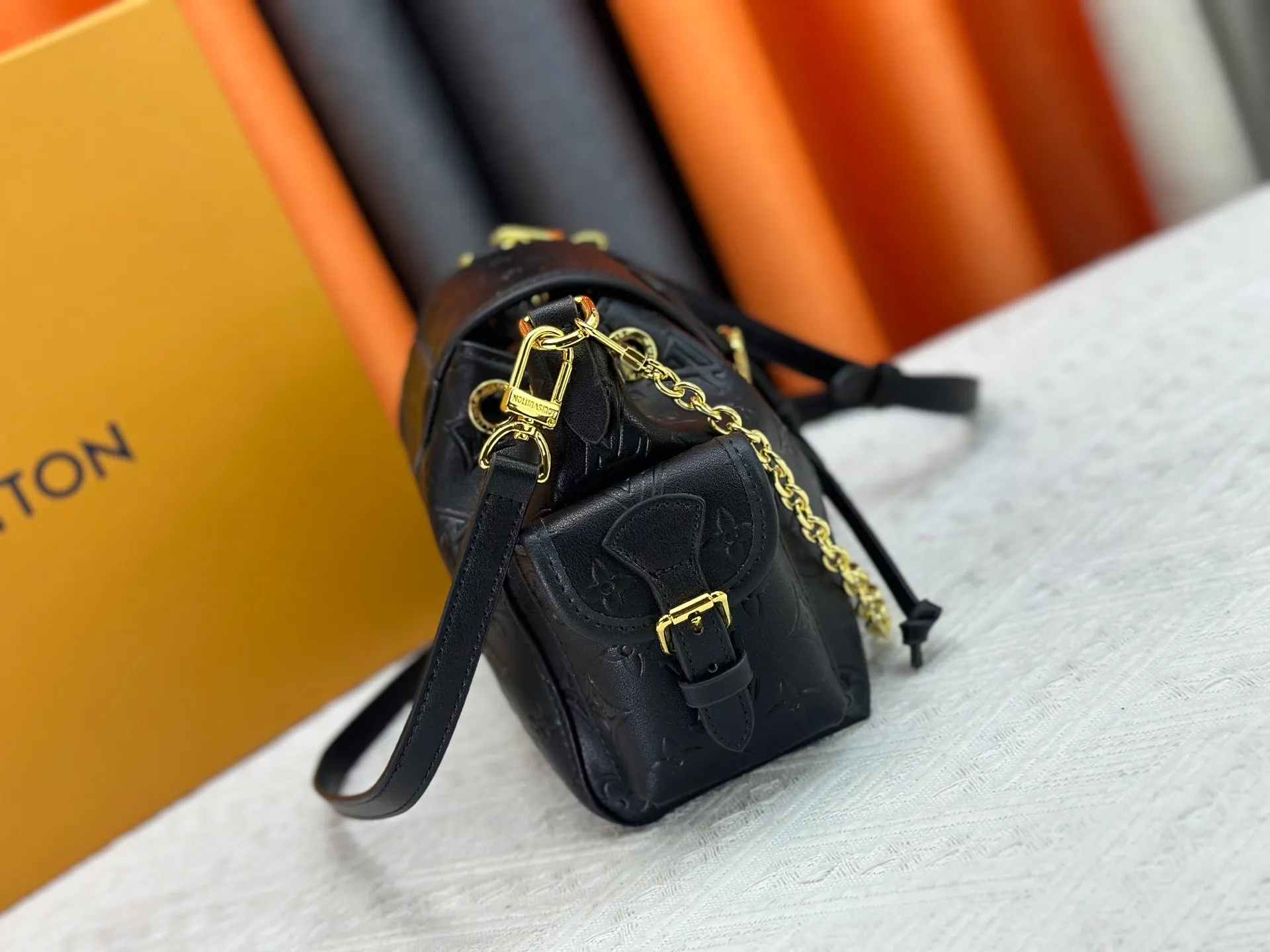 P280 Upgraded original M25085 This Odysée handbag is from the 2025 early autumn series, paying tribute to the brand heritage with a stylish everyday design. Dazzling buckles and detachable chains accentuate the Monogram canvas body, and the side pockets provide easy access to keys, lipstick and other small items. Dimensions: 27.0 x 17.0 x 12.0 cm (length x height x width)