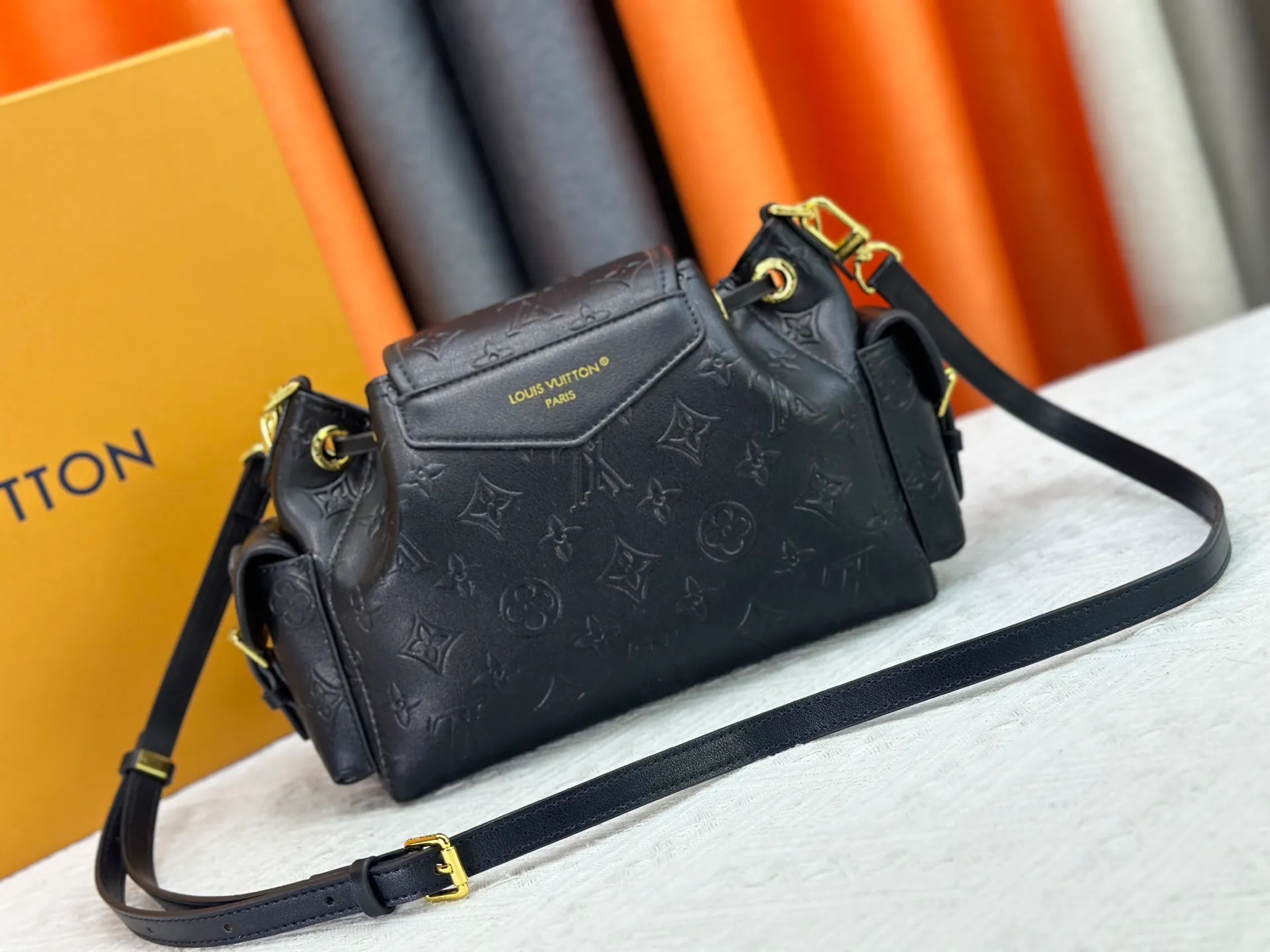 P280 Upgraded original M25085 This Odysée handbag is from the 2025 early autumn series, paying tribute to the brand heritage with a stylish everyday design. Dazzling buckles and detachable chains accentuate the Monogram canvas body, and the side pockets provide easy access to keys, lipstick and other small items. Dimensions: 27.0 x 17.0 x 12.0 cm (length x height x width)