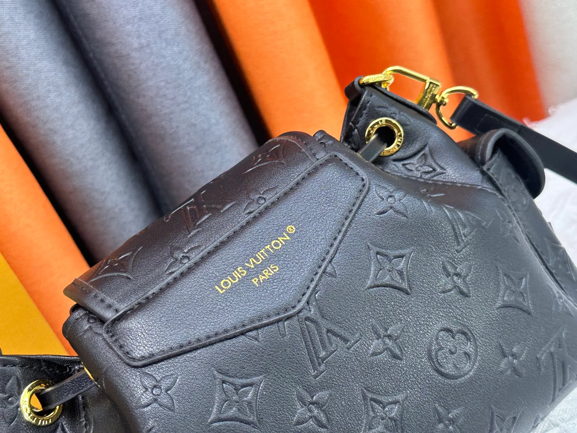 P280 Upgraded original M25085 This Odysée handbag is from the 2025 early autumn series, paying tribute to the brand heritage with a stylish everyday design. Dazzling buckles and detachable chains accentuate the Monogram canvas body, and the side pockets provide easy access to keys, lipstick and other small items. Dimensions: 27.0 x 17.0 x 12.0 cm (length x height x width)