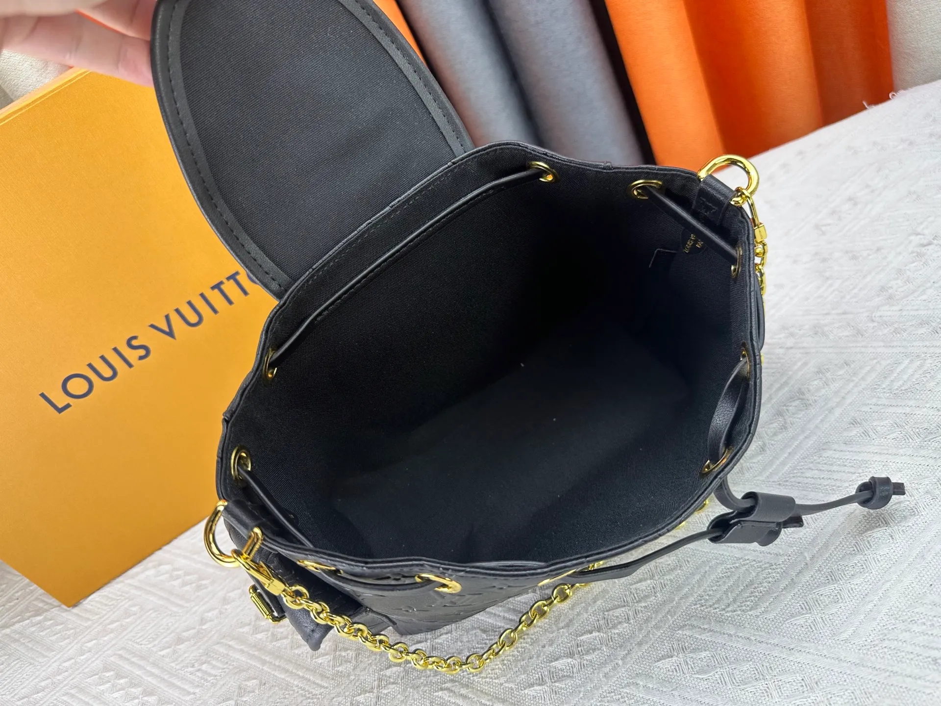 P280 Upgraded original M25085 This Odysée handbag is from the 2025 early autumn series, paying tribute to the brand heritage with a stylish everyday design. Dazzling buckles and detachable chains accentuate the Monogram canvas body, and the side pockets provide easy access to keys, lipstick and other small items. Dimensions: 27.0 x 17.0 x 12.0 cm (length x height x width)