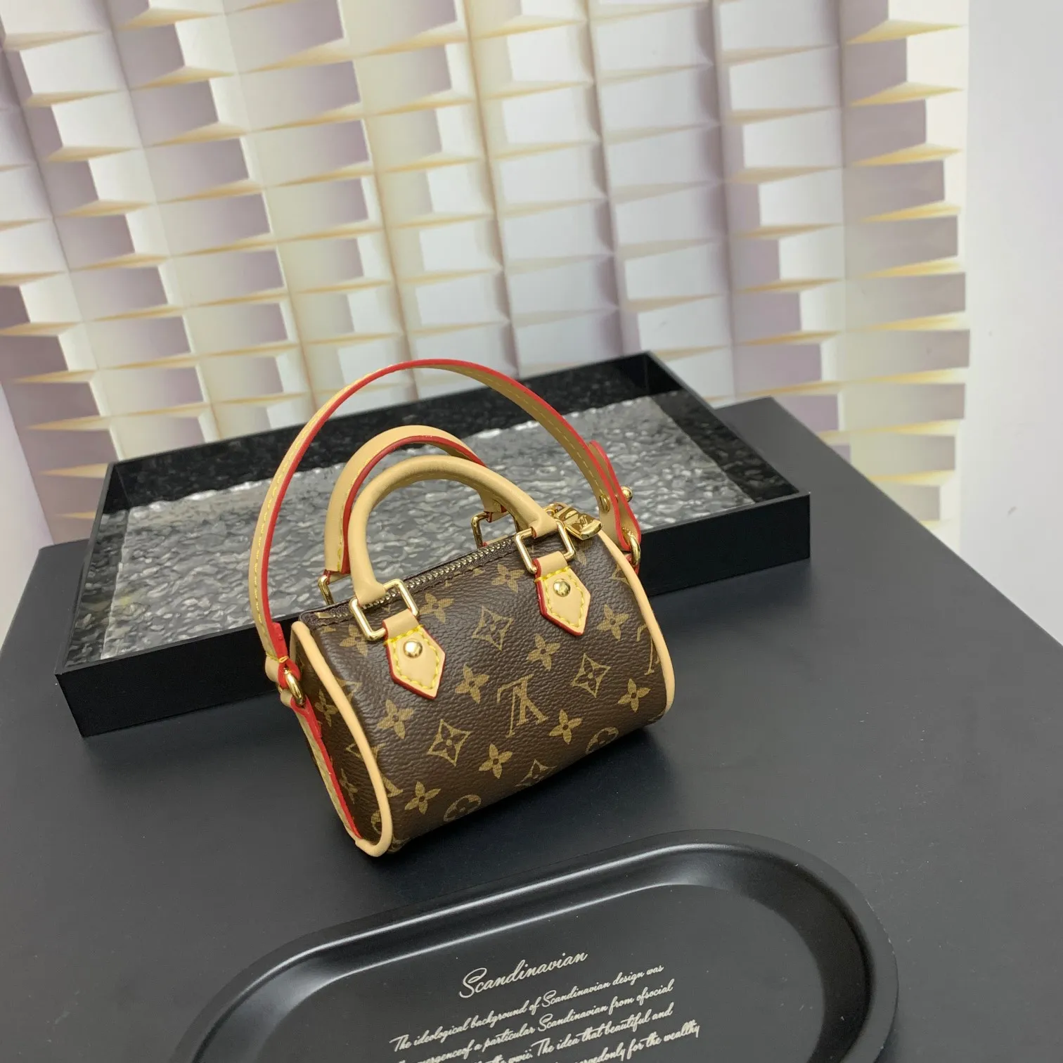 💰200 MINI KEEPALL bag charm and keychain ☀️Louis Vuitton Louis Vuitton lv mini pillow bag pendant ☀️This Mini Keepall bag charm and keychain condense the classic handbag configuration, boldly showing the spirit of adventure. Monogram canvas with LV inscribed hook buckle, whether hung on a belt or handbag, its zipper closure and built-in keychain ensure secure storage
