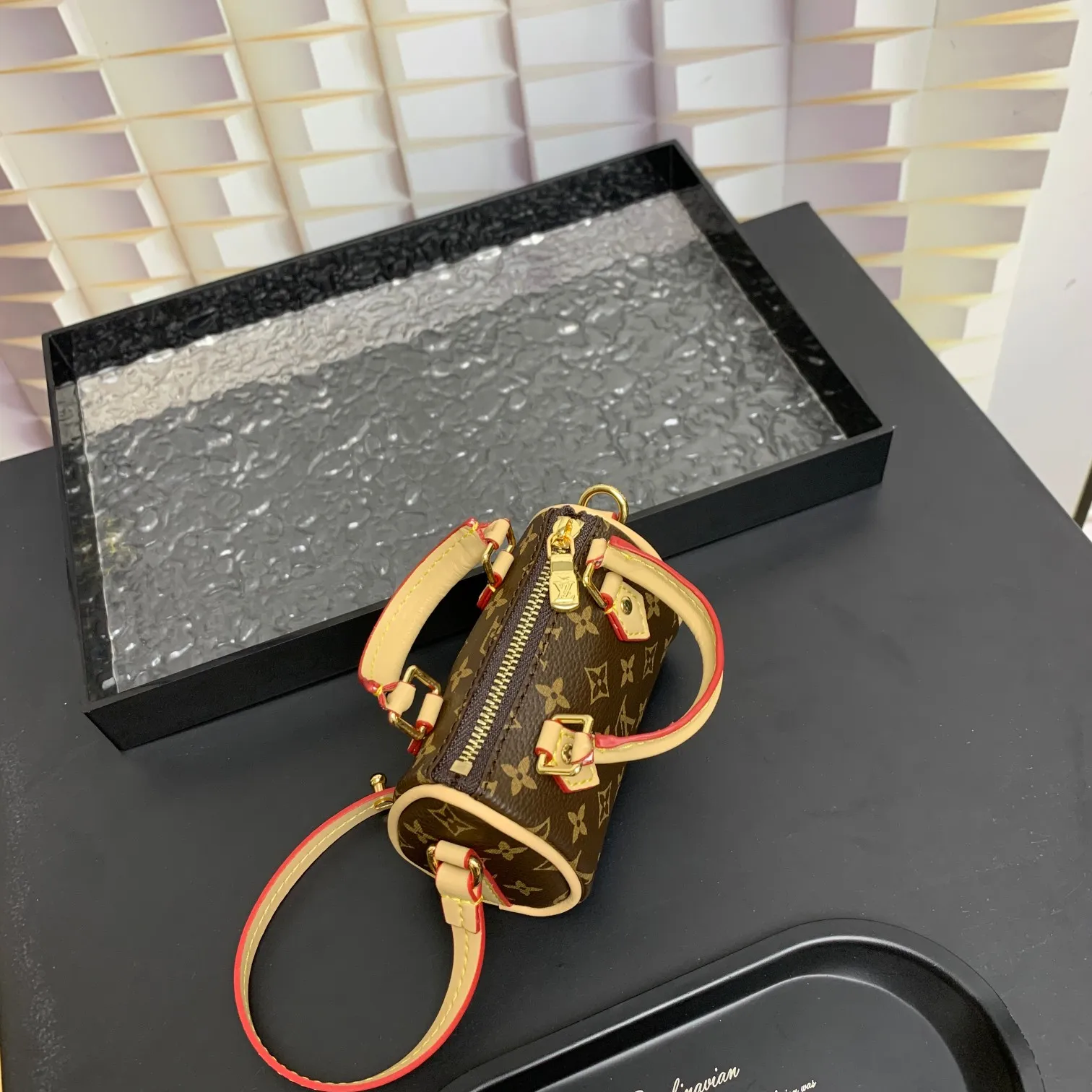 💰200 MINI KEEPALL bag charm and keychain ☀️Louis Vuitton Louis Vuitton lv mini pillow bag pendant ☀️This Mini Keepall bag charm and keychain condense the classic handbag configuration, boldly showing the spirit of adventure. Monogram canvas with LV inscribed hook buckle, whether hung on a belt or handbag, its zipper closure and built-in keychain ensure secure storage