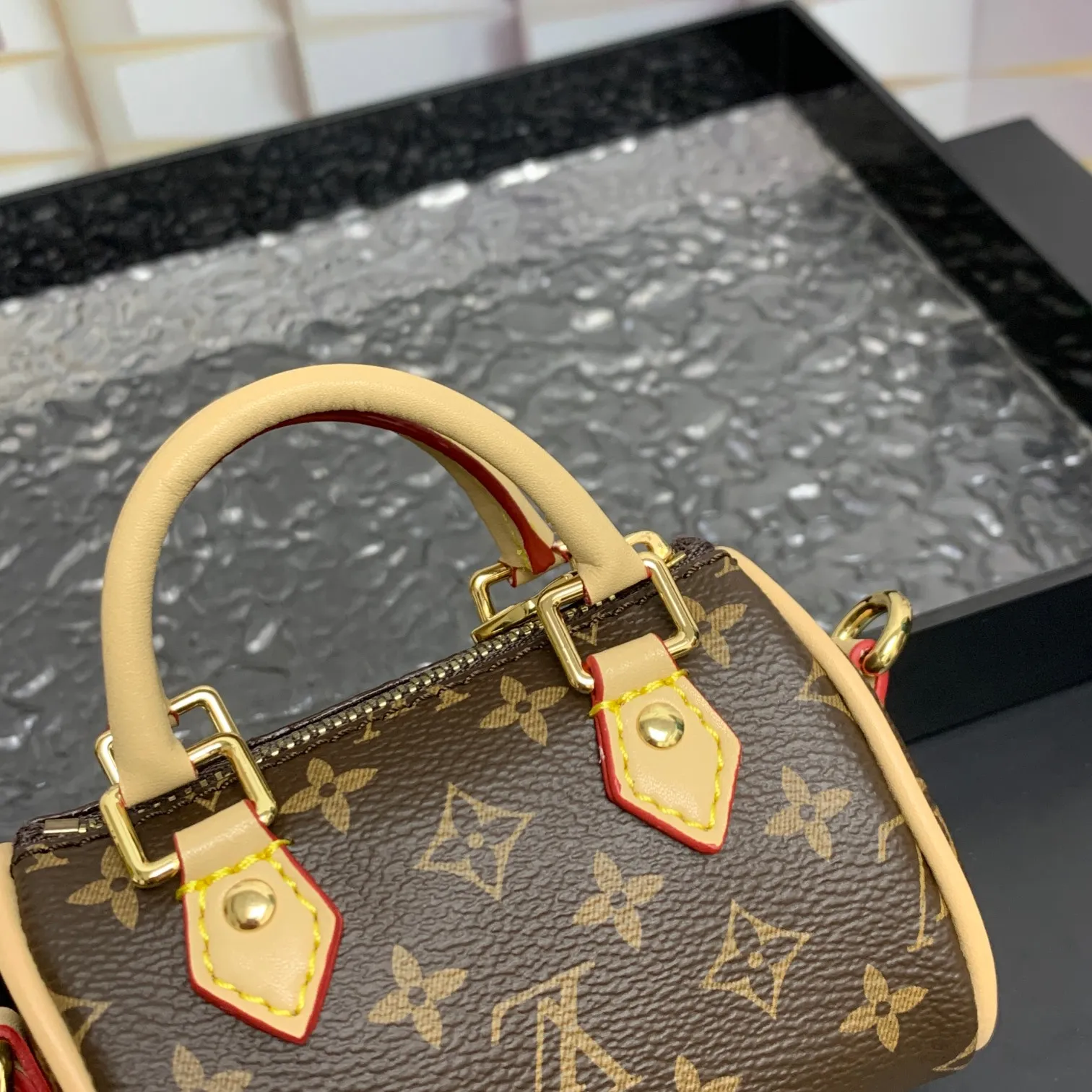 💰200 MINI KEEPALL bag charm and keychain ☀️Louis Vuitton Louis Vuitton lv mini pillow bag pendant ☀️This Mini Keepall bag charm and keychain condense the classic handbag configuration, boldly showing the spirit of adventure. Monogram canvas with LV inscribed hook buckle, whether hung on a belt or handbag, its zipper closure and built-in keychain ensure secure storage