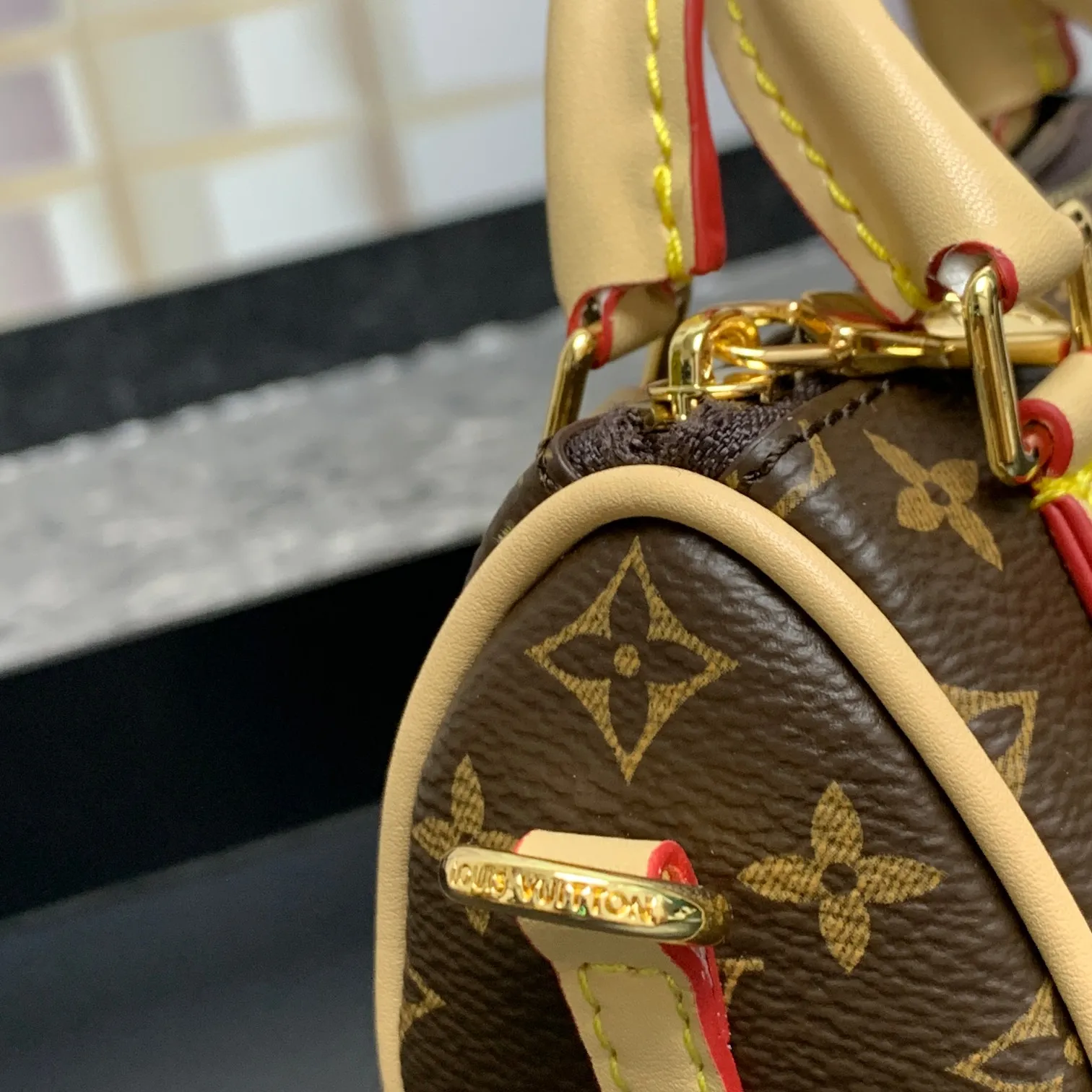 💰200 MINI KEEPALL bag charm and keychain ☀️Louis Vuitton Louis Vuitton lv mini pillow bag pendant ☀️This Mini Keepall bag charm and keychain condense the classic handbag configuration, boldly showing the spirit of adventure. Monogram canvas with LV inscribed hook buckle, whether hung on a belt or handbag, its zipper closure and built-in keychain ensure secure storage