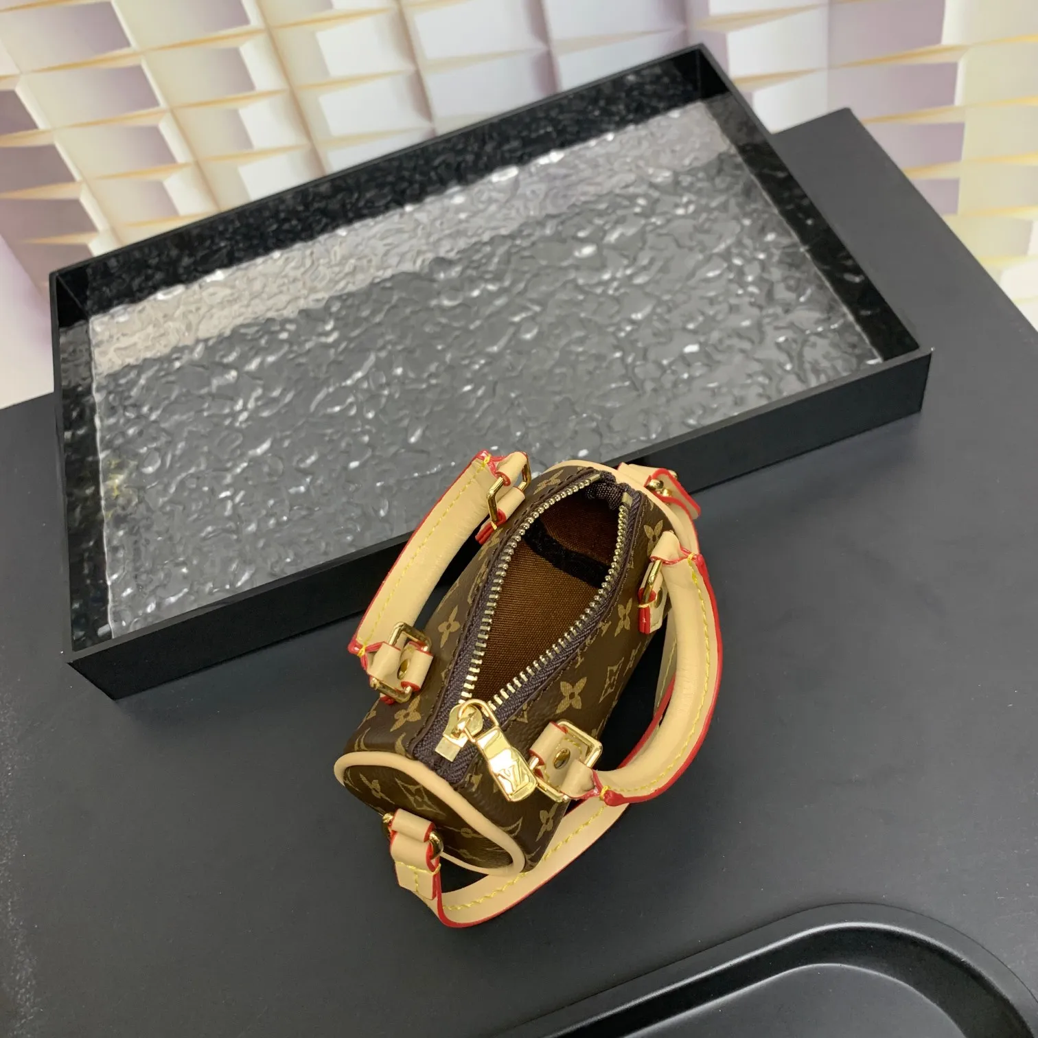 💰200 MINI KEEPALL bag charm and keychain ☀️Louis Vuitton Louis Vuitton lv mini pillow bag pendant ☀️This Mini Keepall bag charm and keychain condense the classic handbag configuration, boldly showing the spirit of adventure. Monogram canvas with LV inscribed hook buckle, whether hung on a belt or handbag, its zipper closure and built-in keychain ensure secure storage