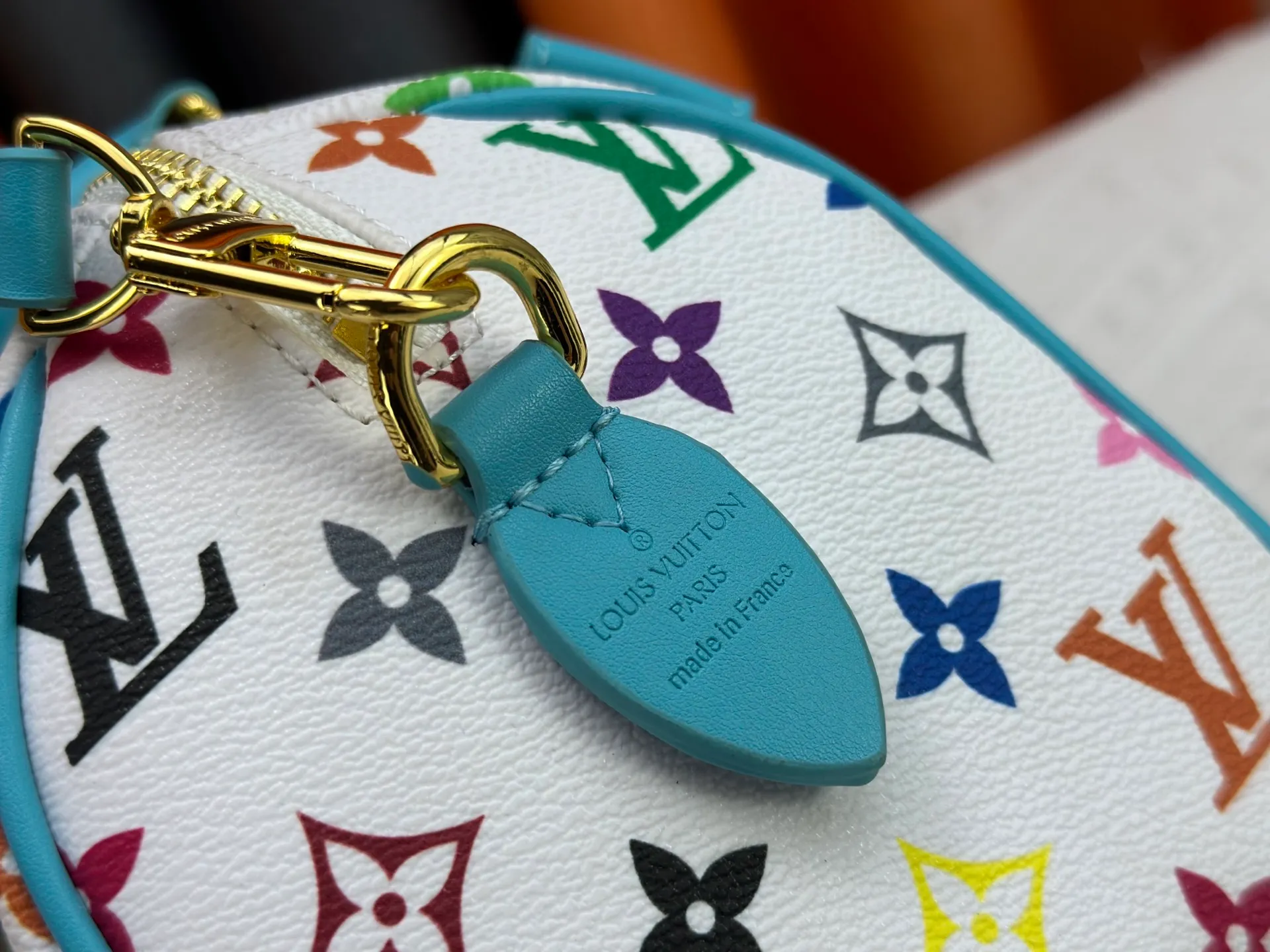P260 upgraded original M58953 M46234 M46222 Speedy Bandoulière 20 handbag is made of soft coated canvas, and the full-length Monogram pattern is traced in colorful rainbow tones, highlighting the smart style of the Louis Vuitton x Murakami reissue series. The Toron handle and detachable shoulder strap are constructed of cow leather, the metal corners recall classic luggage elements, and the bow-shaped key bag and padlock add brand touches. Dimensions: 20.5 x 13.5 x 12.0 cm (length x height x width)