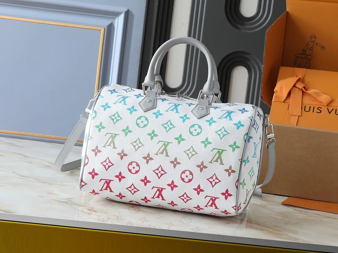 💰300💰Upgraded from the original M13935 M40391. This Keepall 30 handbag is made of Monogram Eclipse Reverse canvas, showing an elegant reinterpretation of Louis Vuitton's classic pattern. Reinforced straps and leather name tags continue the iconic elements of the Keepall series. Zipper closure keeps personal items safe and secure. Dimensions: 30.0 x 21.0 x 17.0cm (length x height x width)