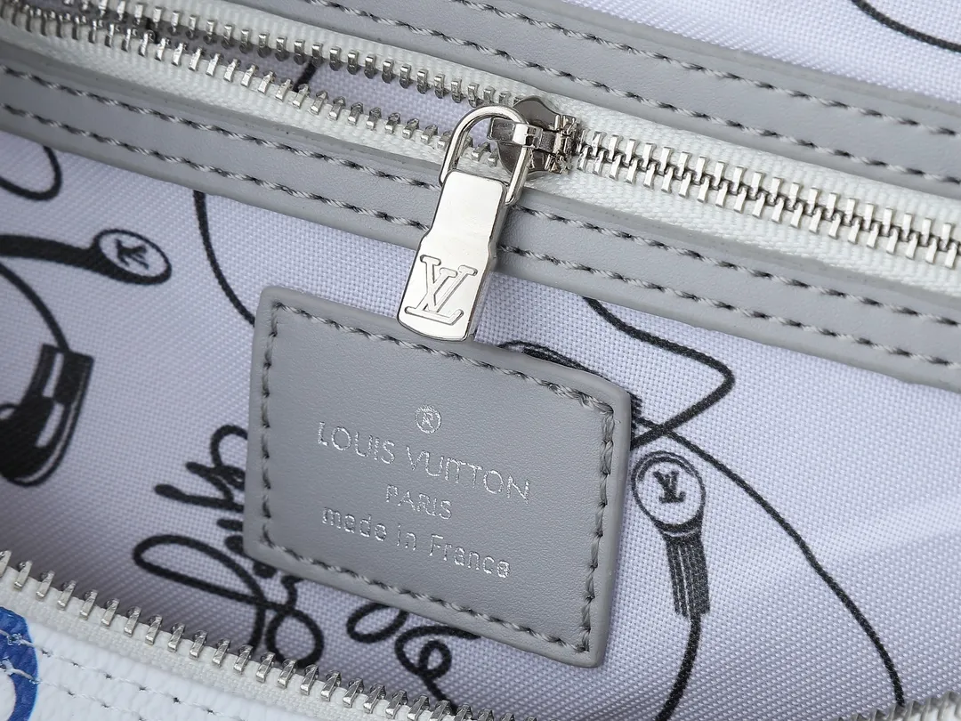💰300💰Upgraded from the original M13935 M40391. This Keepall 30 handbag is made of Monogram Eclipse Reverse canvas, showing an elegant reinterpretation of Louis Vuitton's classic pattern. Reinforced straps and leather name tags continue the iconic elements of the Keepall series. Zipper closure keeps personal items safe and secure. Dimensions: 30.0 x 21.0 x 17.0cm (length x height x width)