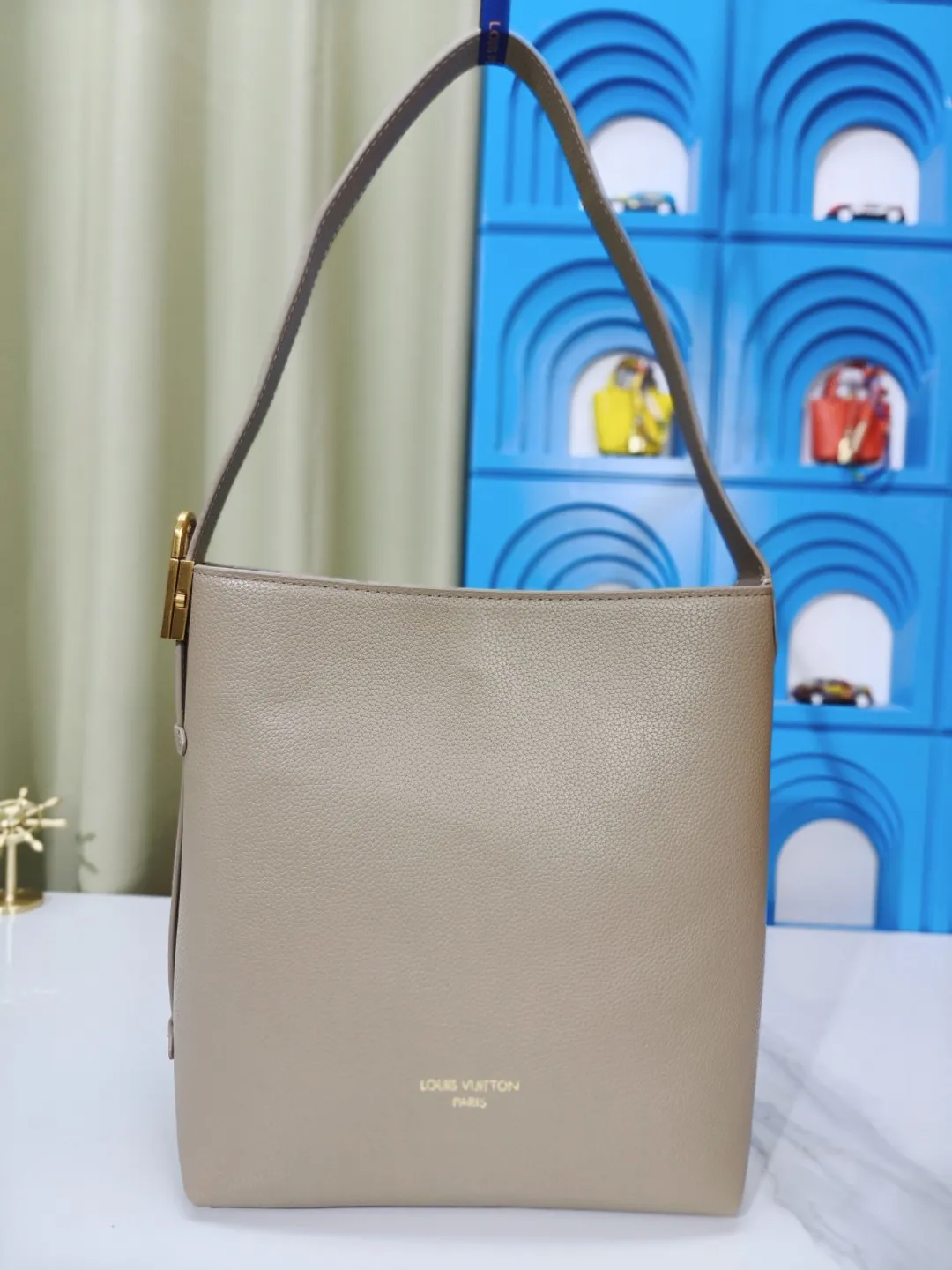 P large 280 💰 small 260 💰 Upgraded original (imitation original) m24988 m24974 m24856 m25022 m25352 m125353m25354 This lowkey hobo handbag is made of smooth cow leather with a surface cow leather lining. It can accommodate short wallets, large smartphones, keys and other small items. The shoulder strap is adjustable with a padlock buckle, and the removable monogram canvas zippered interior pocket provides neat storage. Size: large 31.0x35.0x18.0 cm (length x height x width), small 24.0x28.0x16.0 cm (length x height x width)