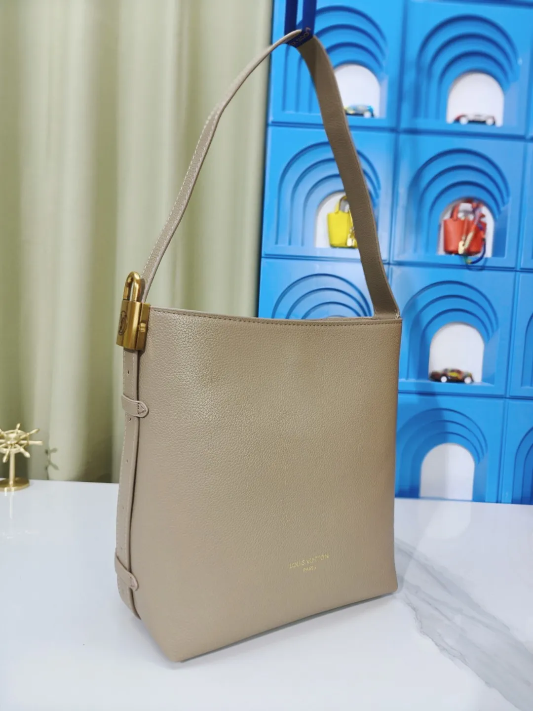 P large 280 💰 small 260 💰 Upgraded original (imitation original) m24988 m24974 m24856 m25022 m25352 m125353m25354 This lowkey hobo handbag is made of smooth cow leather with a surface cow leather lining. It can accommodate short wallets, large smartphones, keys and other small items. The shoulder strap is adjustable with a padlock buckle, and the removable monogram canvas zippered interior pocket provides neat storage. Size: large 31.0x35.0x18.0 cm (length x height x width), small 24.0x28.0x16.0 cm (length x height x width)