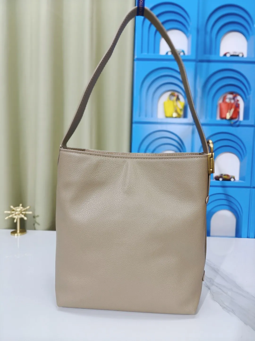 P large 280 💰 small 260 💰 Upgraded original (imitation original) m24988 m24974 m24856 m25022 m25352 m125353m25354 This lowkey hobo handbag is made of smooth cow leather with a surface cow leather lining. It can accommodate short wallets, large smartphones, keys and other small items. The shoulder strap is adjustable with a padlock buckle, and the removable monogram canvas zippered interior pocket provides neat storage. Size: large 31.0x35.0x18.0 cm (length x height x width), small 24.0x28.0x16.0 cm (length x height x width)