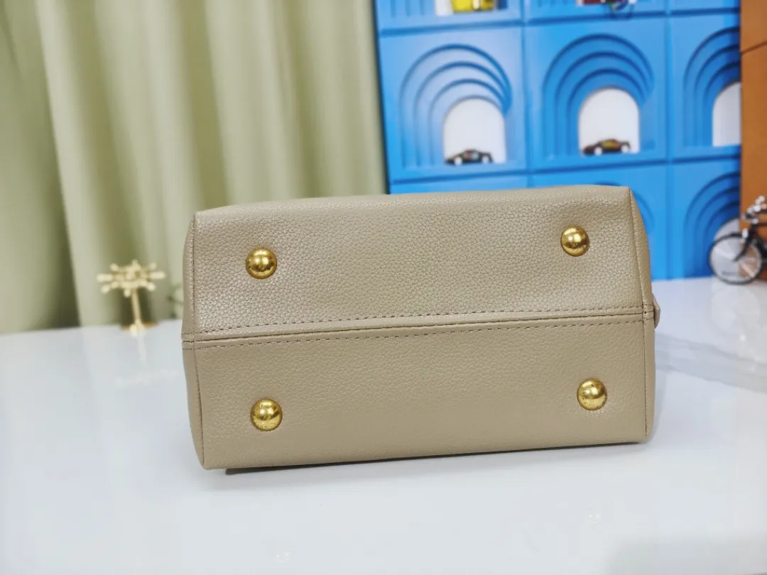 P large 280 💰 small 260 💰 Upgraded original (imitation original) m24988 m24974 m24856 m25022 m25352 m125353m25354 This lowkey hobo handbag is made of smooth cow leather with a surface cow leather lining. It can accommodate short wallets, large smartphones, keys and other small items. The shoulder strap is adjustable with a padlock buckle, and the removable monogram canvas zippered interior pocket provides neat storage. Size: large 31.0x35.0x18.0 cm (length x height x width), small 24.0x28.0x16.0 cm (length x height x width)