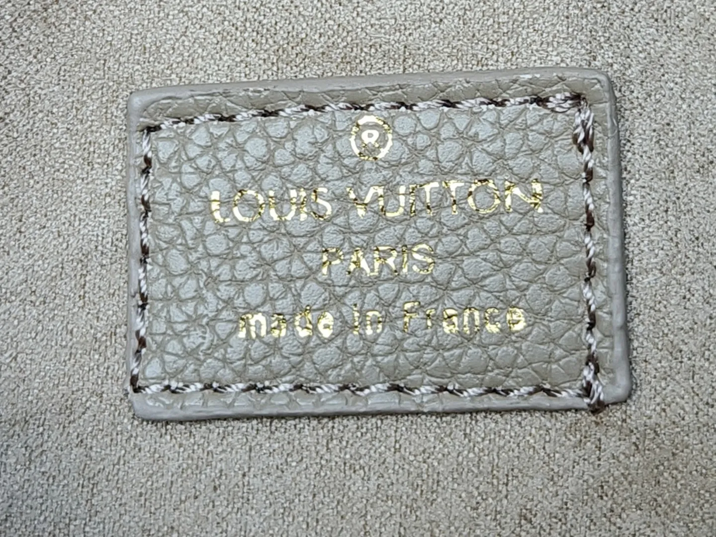 P large 280 💰 small 260 💰 Upgraded original (imitation original) m24988 m24974 m24856 m25022 m25352 m125353m25354 This lowkey hobo handbag is made of smooth cow leather with a surface cow leather lining. It can accommodate short wallets, large smartphones, keys and other small items. The shoulder strap is adjustable with a padlock buckle, and the removable monogram canvas zippered interior pocket provides neat storage. Size: large 31.0x35.0x18.0 cm (length x height x width), small 24.0x28.0x16.0 cm (length x height x width)