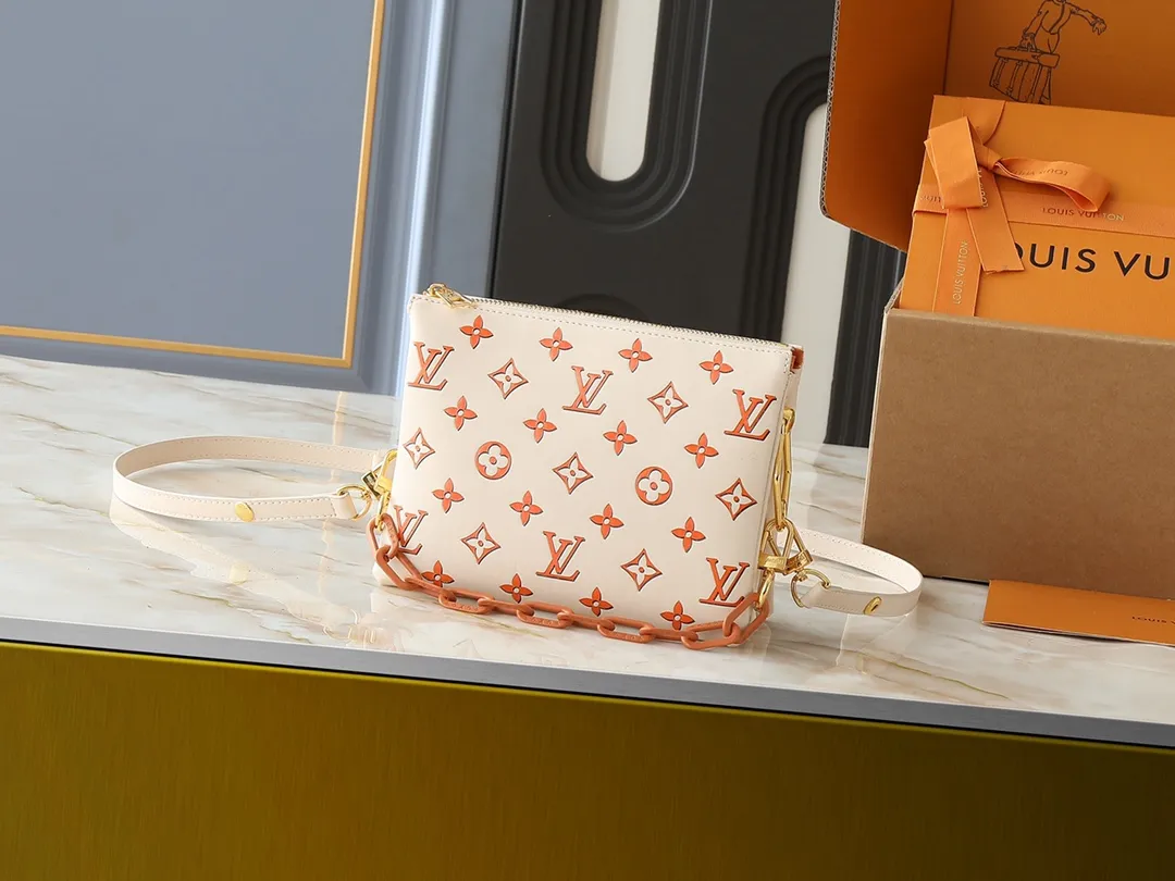 💰240💰Upgraded from the original M59598 M59389 M59396 M13233 M21259 M25218 M20770 M11401 This Coussin BB handbag is made of soft sheep leather with an embossed Monogram pattern. It has an inner compartment in a compact silhouette, making it an elegant choice for both day and night. Both the chunky chain and slim leather strap are removable, allowing for a variety of styling possibilities. Dimensions: 21.0 x 16.0 x 7.0 cm (length x height x width)
