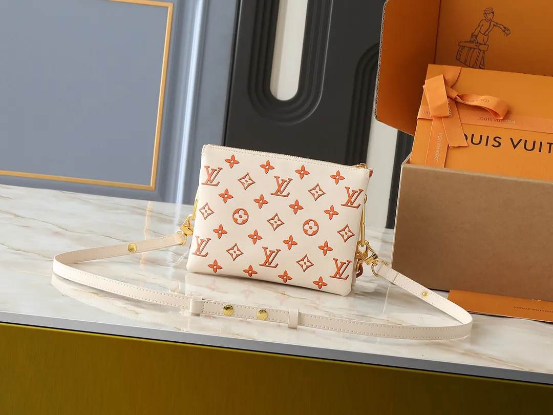 💰240💰Upgraded from the original M59598 M59389 M59396 M13233 M21259 M25218 M20770 M11401 This Coussin BB handbag is made of soft sheep leather with an embossed Monogram pattern. It has an inner compartment in a compact silhouette, making it an elegant choice for both day and night. Both the chunky chain and slim leather strap are removable, allowing for a variety of styling possibilities. Dimensions: 21.0 x 16.0 x 7.0 cm (length x height x width)