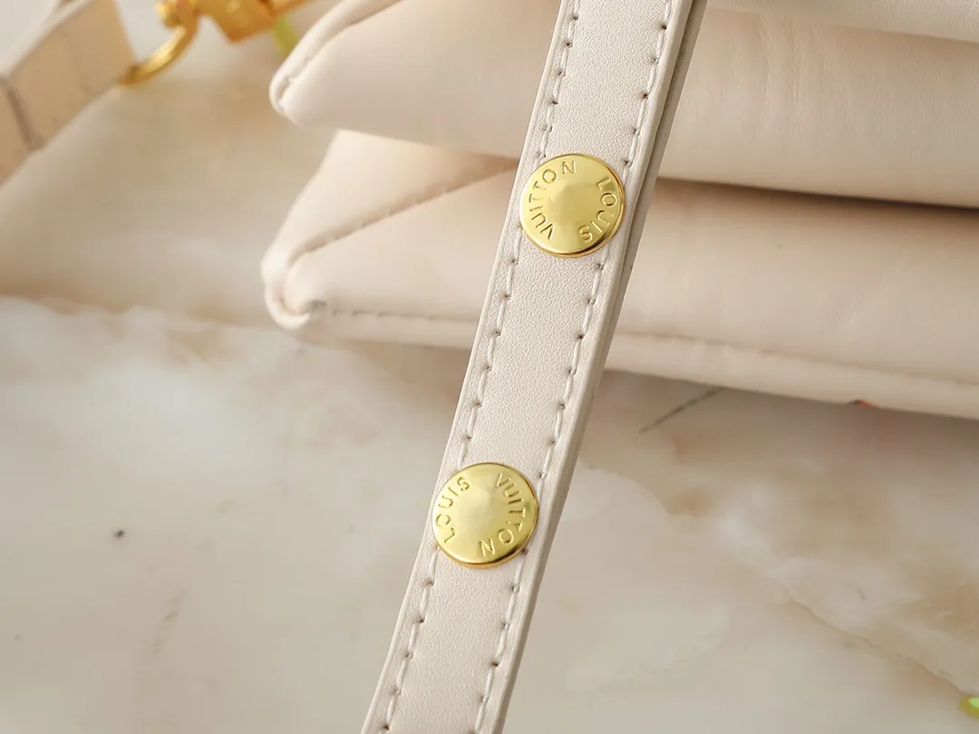 💰240💰Upgraded from the original M59598 M59389 M59396 M13233 M21259 M25218 M20770 M11401 This Coussin BB handbag is made of soft sheep leather with an embossed Monogram pattern. It has an inner compartment in a compact silhouette, making it an elegant choice for both day and night. Both the chunky chain and slim leather strap are removable, allowing for a variety of styling possibilities. Dimensions: 21.0 x 16.0 x 7.0 cm (length x height x width)