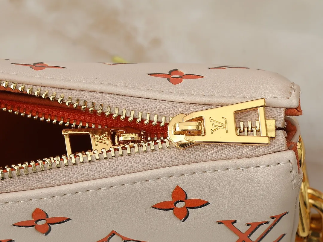 💰240💰Upgraded from the original M59598 M59389 M59396 M13233 M21259 M25218 M20770 M11401 This Coussin BB handbag is made of soft sheep leather with an embossed Monogram pattern. It has an inner compartment in a compact silhouette, making it an elegant choice for both day and night. Both the chunky chain and slim leather strap are removable, allowing for a variety of styling possibilities. Dimensions: 21.0 x 16.0 x 7.0 cm (length x height x width)