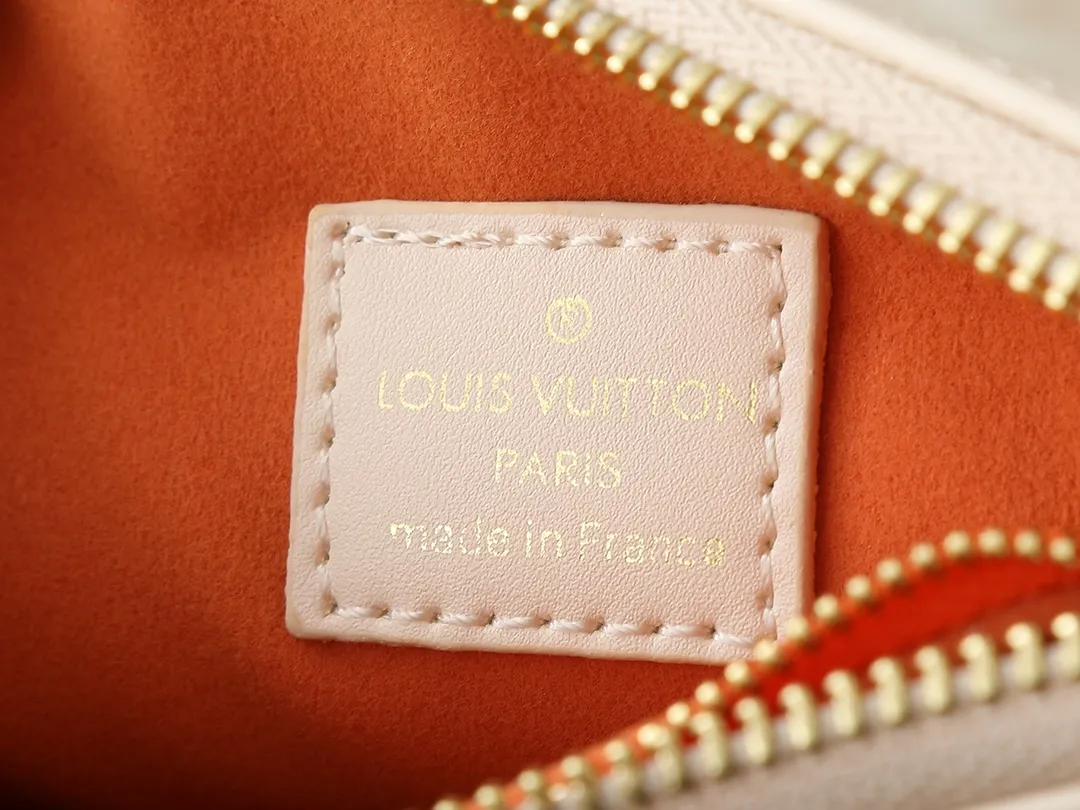 💰240💰Upgraded from the original M59598 M59389 M59396 M13233 M21259 M25218 M20770 M11401 This Coussin BB handbag is made of soft sheep leather with an embossed Monogram pattern. It has an inner compartment in a compact silhouette, making it an elegant choice for both day and night. Both the chunky chain and slim leather strap are removable, allowing for a variety of styling possibilities. Dimensions: 21.0 x 16.0 x 7.0 cm (length x height x width)