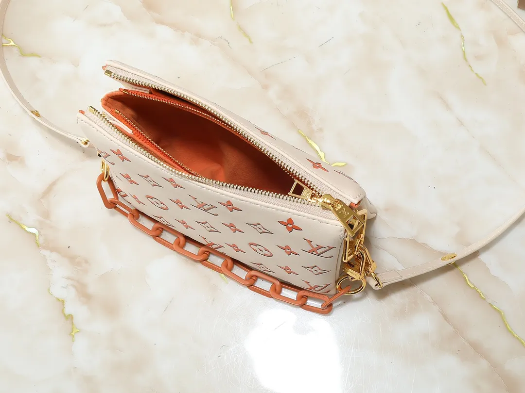 💰240💰Upgraded from the original M59598 M59389 M59396 M13233 M21259 M25218 M20770 M11401 This Coussin BB handbag is made of soft sheep leather with an embossed Monogram pattern. It has an inner compartment in a compact silhouette, making it an elegant choice for both day and night. Both the chunky chain and slim leather strap are removable, allowing for a variety of styling possibilities. Dimensions: 21.0 x 16.0 x 7.0 cm (length x height x width)