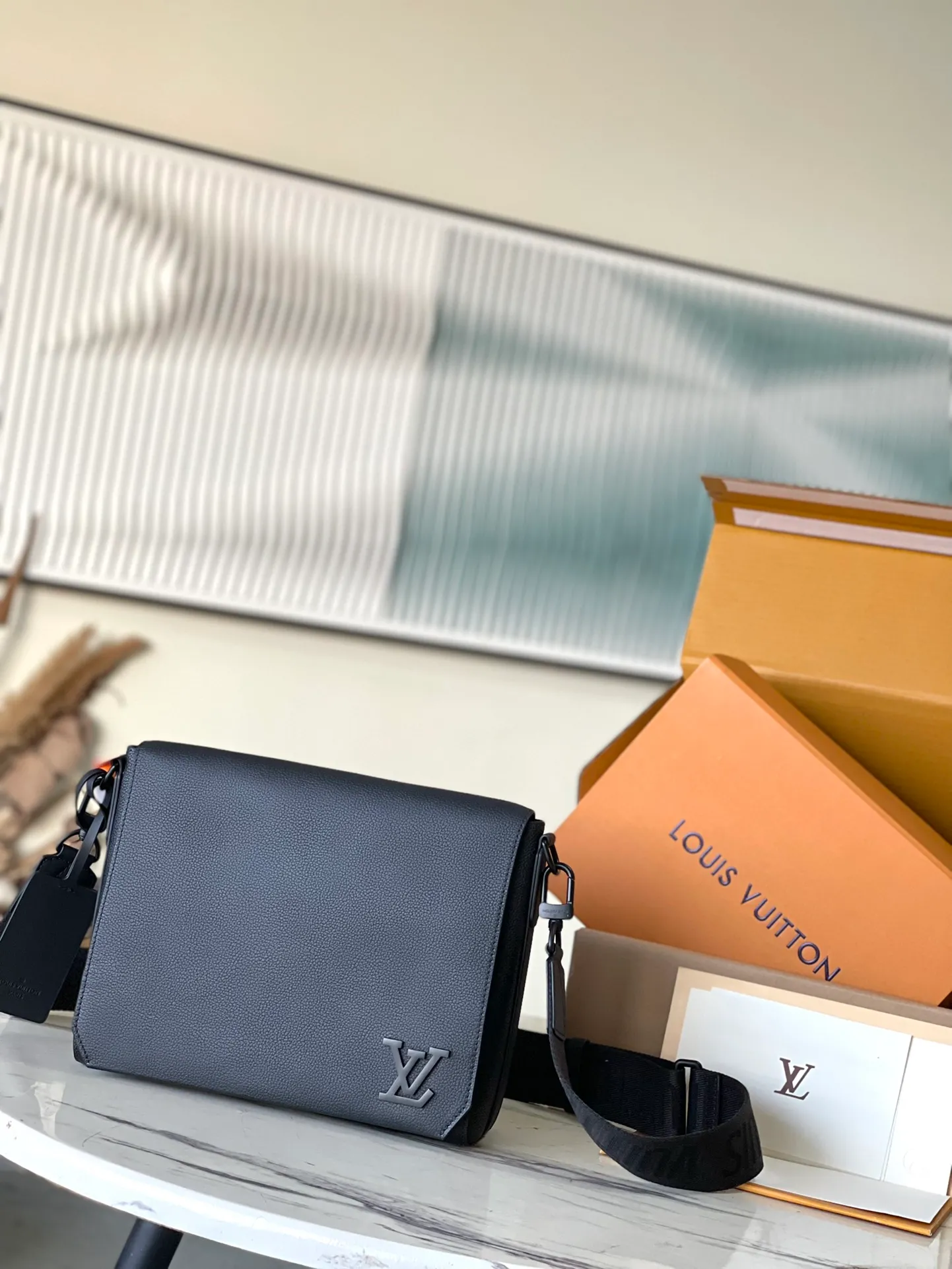 💰1120 (top layer leather) top original order M57080. Support counter inspection. Photos taken of duty-free goods are consistent with the product without unpacking. This product is an exclusive duty-free product in the market and is the highest-end product. Inspection is supported. This product has passed strict inspection and is flawless. Please wear gloves when touching the product. This product is not returnable or exchangeable. Please confirm the product first and then remove the label on the handle. This product is temporarily not open to the public, only regular customers, and is in short supply. Dimensions: 28 x 24 x 10 cm
