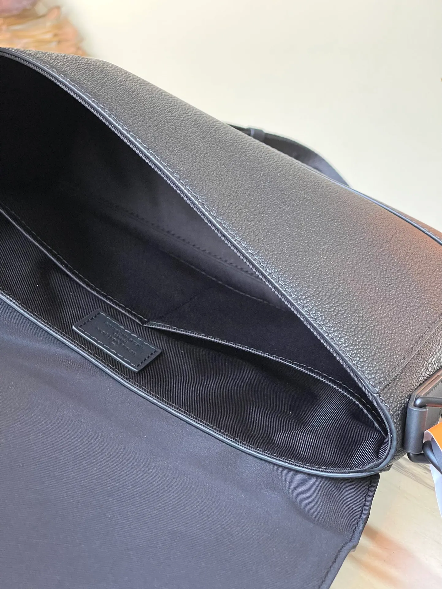 💰1120 (top layer leather) top original order M57080. Support counter inspection. Photos taken of duty-free goods are consistent with the product without unpacking. This product is an exclusive duty-free product in the market and is the highest-end product. Inspection is supported. This product has passed strict inspection and is flawless. Please wear gloves when touching the product. This product is not returnable or exchangeable. Please confirm the product first and then remove the label on the handle. This product is temporarily not open to the public, only regular customers, and is in short supply. Dimensions: 28 x 24 x 10 cm