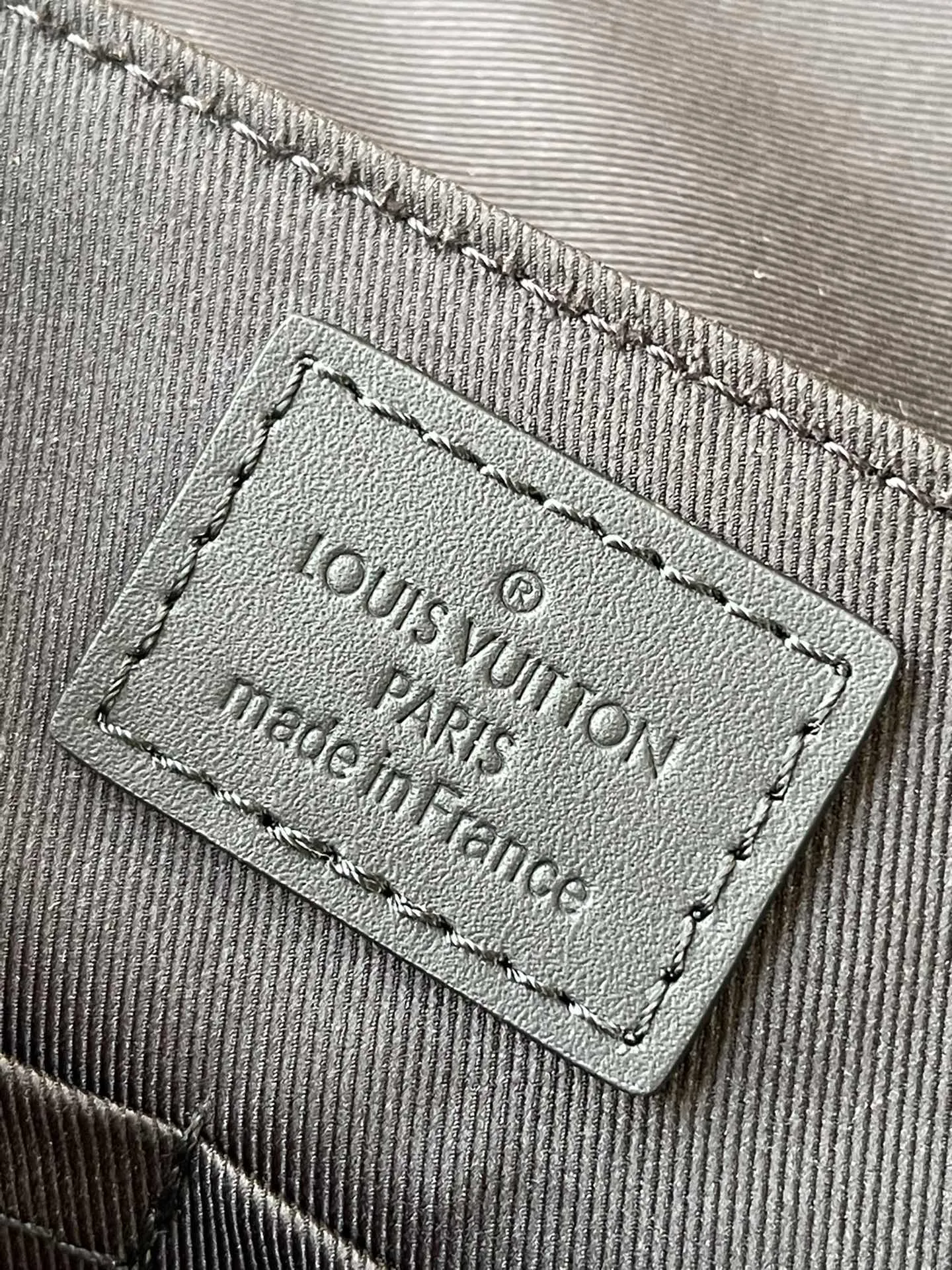 💰1120 (top layer leather) top original order M57080. Support counter inspection. Photos taken of duty-free goods are consistent with the product without unpacking. This product is an exclusive duty-free product in the market and is the highest-end product. Inspection is supported. This product has passed strict inspection and is flawless. Please wear gloves when touching the product. This product is not returnable or exchangeable. Please confirm the product first and then remove the label on the handle. This product is temporarily not open to the public, only regular customers, and is in short supply. Dimensions: 28 x 24 x 10 cm