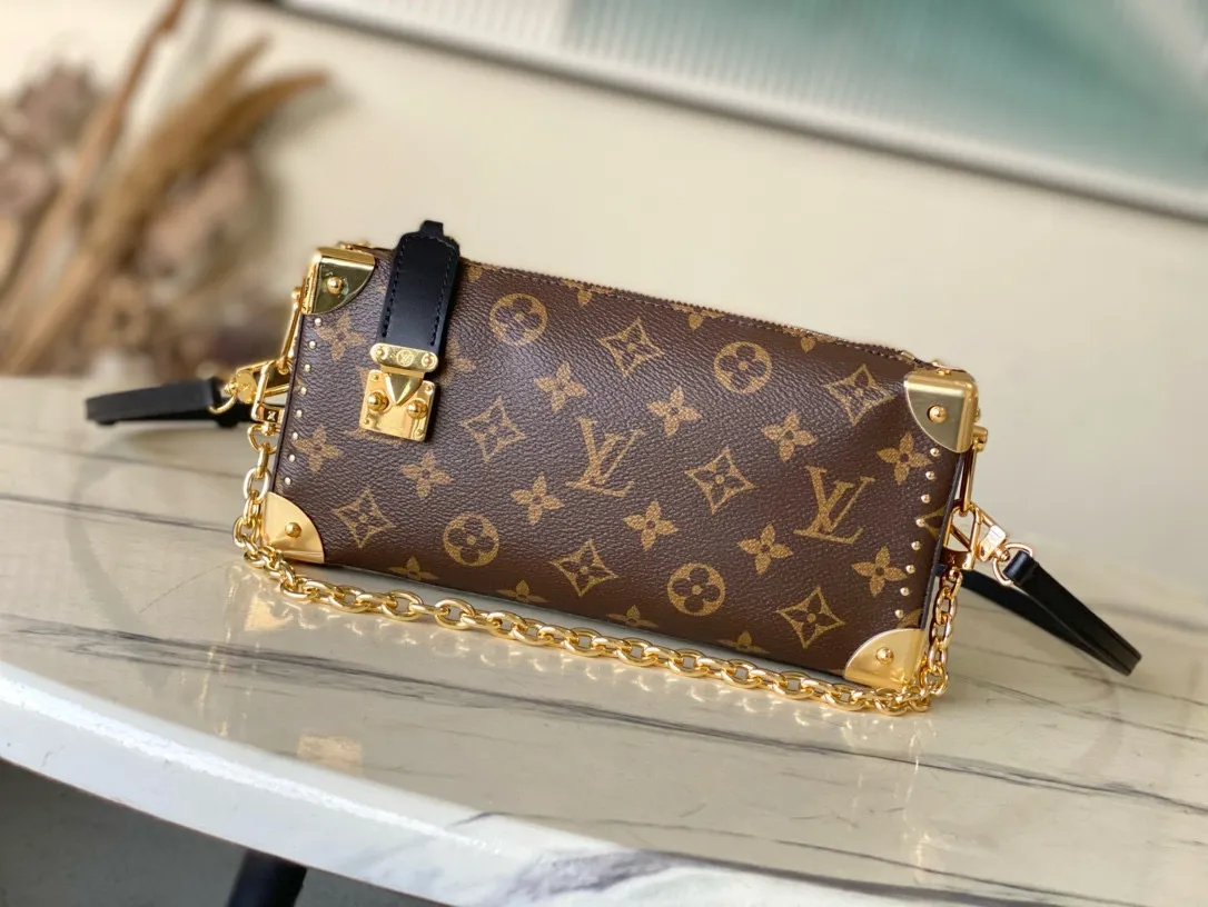 💰1040 (steel hardware) top original order M13147 SlimTrunk handbag made an elegant appearance at the 2025 Cruise early spring show, adding a new member to the classic Trunk handbag series. Monogram canvas, Monogram Reverse canvas and smooth calfskin trim are cleverly blended to highlight Nicolas Ghesquiere’s signature brushwork, while the S-lock buckle and metal rivets pay tribute to the long tradition of the Trunk series. Dimensions: 23 × 12 × 4cm