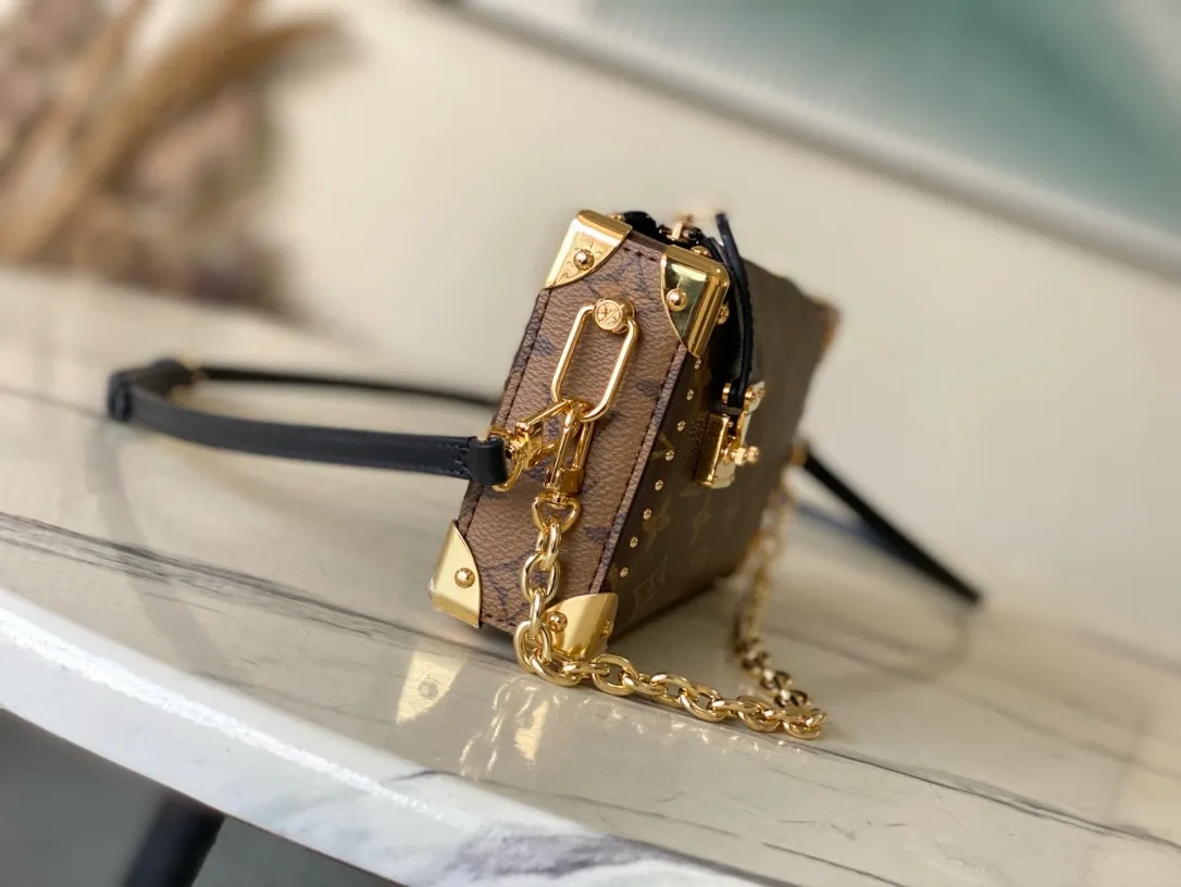 💰1040 (steel hardware) top original order M13147 SlimTrunk handbag made an elegant appearance at the 2025 Cruise early spring show, adding a new member to the classic Trunk handbag series. Monogram canvas, Monogram Reverse canvas and smooth calfskin trim are cleverly blended to highlight Nicolas Ghesquiere’s signature brushwork, while the S-lock buckle and metal rivets pay tribute to the long tradition of the Trunk series. Dimensions: 23 × 12 × 4cm