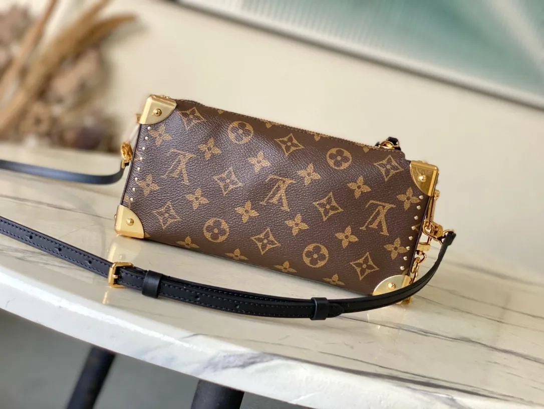 💰1040 (steel hardware) top original order M13147 SlimTrunk handbag made an elegant appearance at the 2025 Cruise early spring show, adding a new member to the classic Trunk handbag series. Monogram canvas, Monogram Reverse canvas and smooth calfskin trim are cleverly blended to highlight Nicolas Ghesquiere’s signature brushwork, while the S-lock buckle and metal rivets pay tribute to the long tradition of the Trunk series. Dimensions: 23 × 12 × 4cm