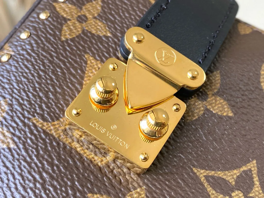 💰1040 (steel hardware) top original order M13147 SlimTrunk handbag made an elegant appearance at the 2025 Cruise early spring show, adding a new member to the classic Trunk handbag series. Monogram canvas, Monogram Reverse canvas and smooth calfskin trim are cleverly blended to highlight Nicolas Ghesquiere’s signature brushwork, while the S-lock buckle and metal rivets pay tribute to the long tradition of the Trunk series. Dimensions: 23 × 12 × 4cm