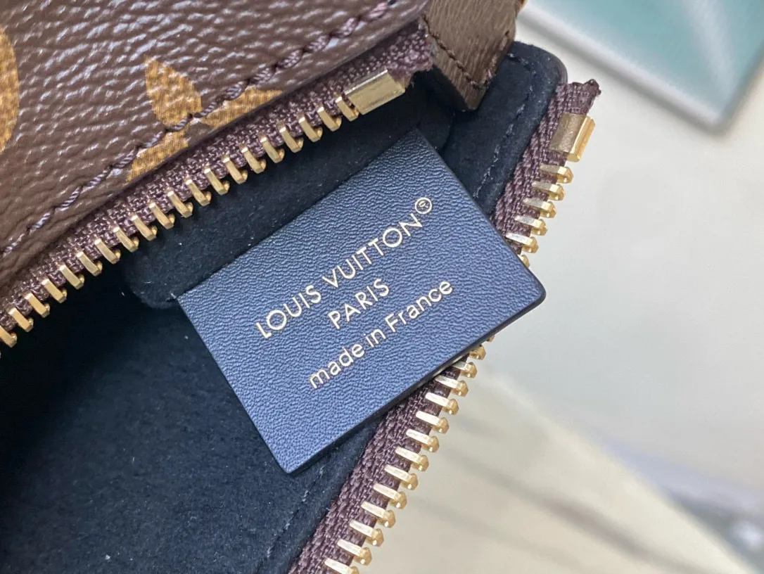 💰1040 (steel hardware) top original order M13147 SlimTrunk handbag made an elegant appearance at the 2025 Cruise early spring show, adding a new member to the classic Trunk handbag series. Monogram canvas, Monogram Reverse canvas and smooth calfskin trim are cleverly blended to highlight Nicolas Ghesquiere’s signature brushwork, while the S-lock buckle and metal rivets pay tribute to the long tradition of the Trunk series. Dimensions: 23 × 12 × 4cm