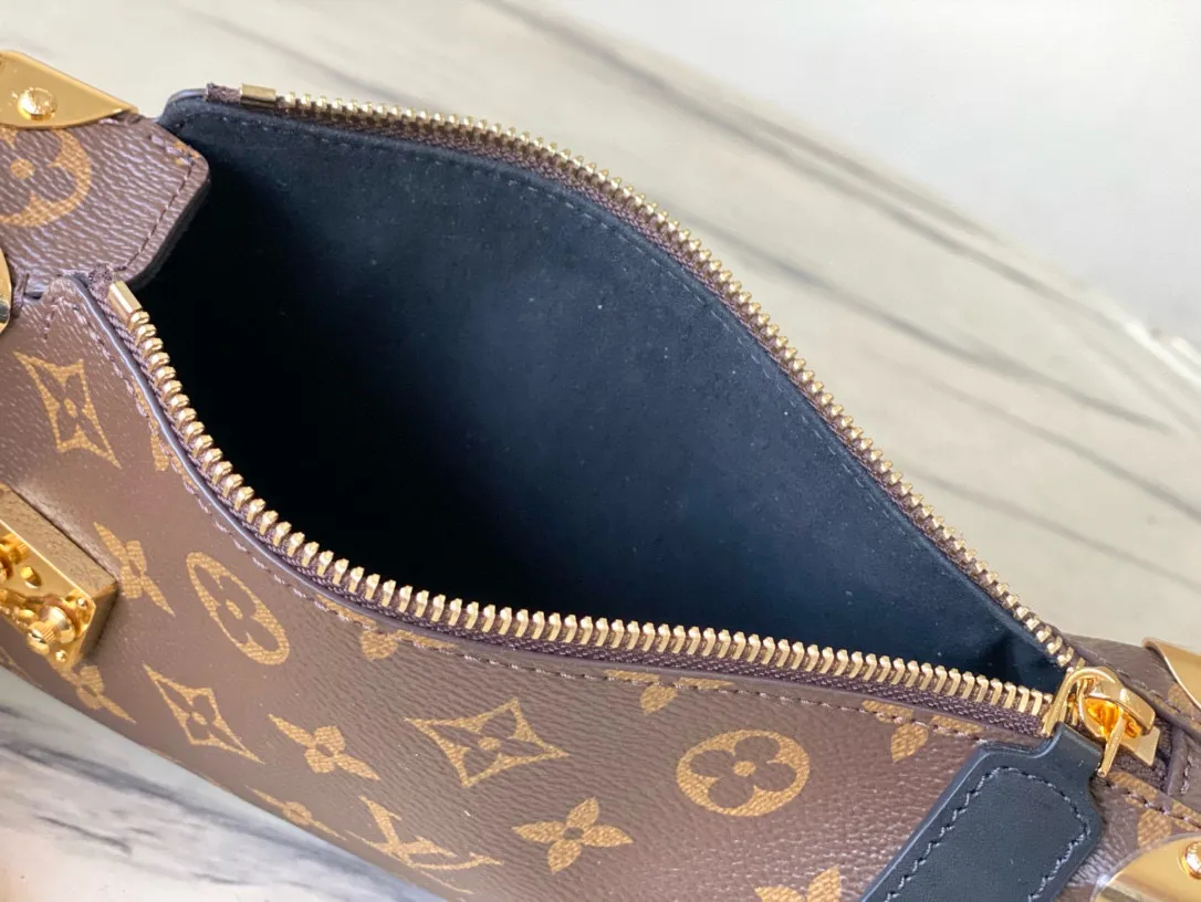 💰1040 (steel hardware) top original order M13147 SlimTrunk handbag made an elegant appearance at the 2025 Cruise early spring show, adding a new member to the classic Trunk handbag series. Monogram canvas, Monogram Reverse canvas and smooth calfskin trim are cleverly blended to highlight Nicolas Ghesquiere’s signature brushwork, while the S-lock buckle and metal rivets pay tribute to the long tradition of the Trunk series. Dimensions: 23 × 12 × 4cm
