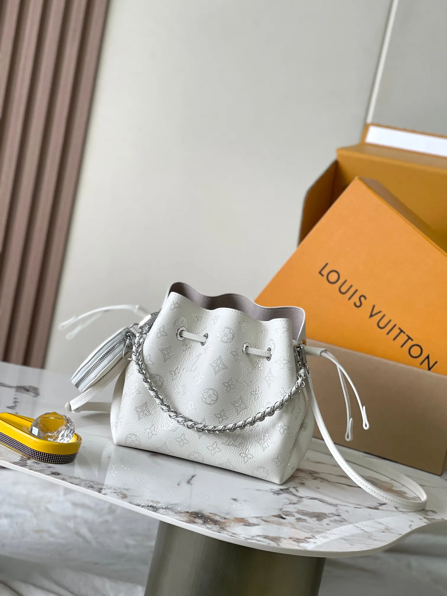 p2400 [Special grade MB163c chip version original leather] This Bella handbag model: M11841 off-white 163c chip Material: A-grade all-steel hardware, imported original cowhide Packaging: full set of original duty-free MB packaging Size: 19.0 x 22.0 x 14.0cm