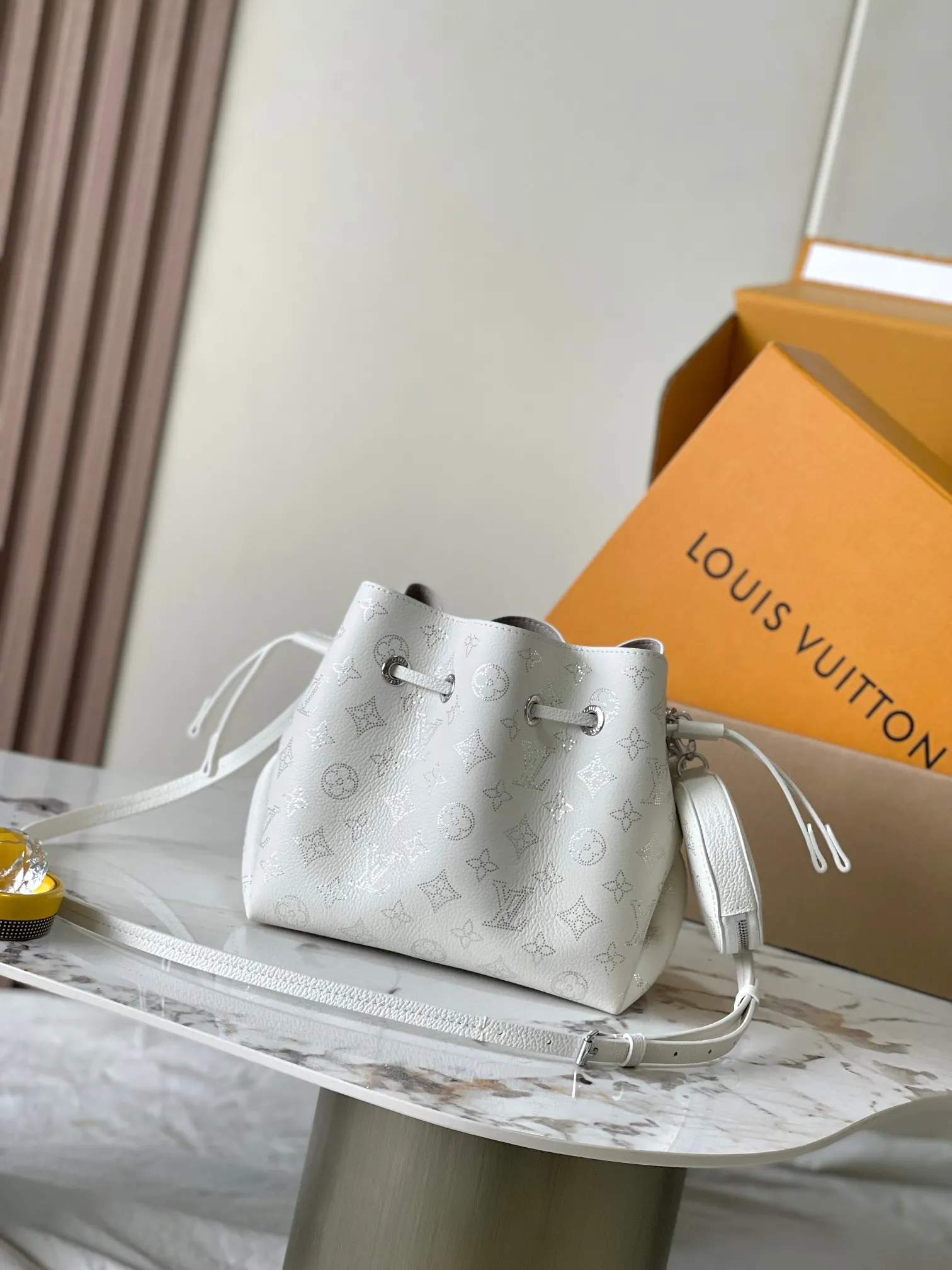 p2400 [Special grade MB163c chip version original leather] This Bella handbag model: M11841 off-white 163c chip Material: A-grade all-steel hardware, imported original cowhide Packaging: full set of original duty-free MB packaging Size: 19.0 x 22.0 x 14.0cm