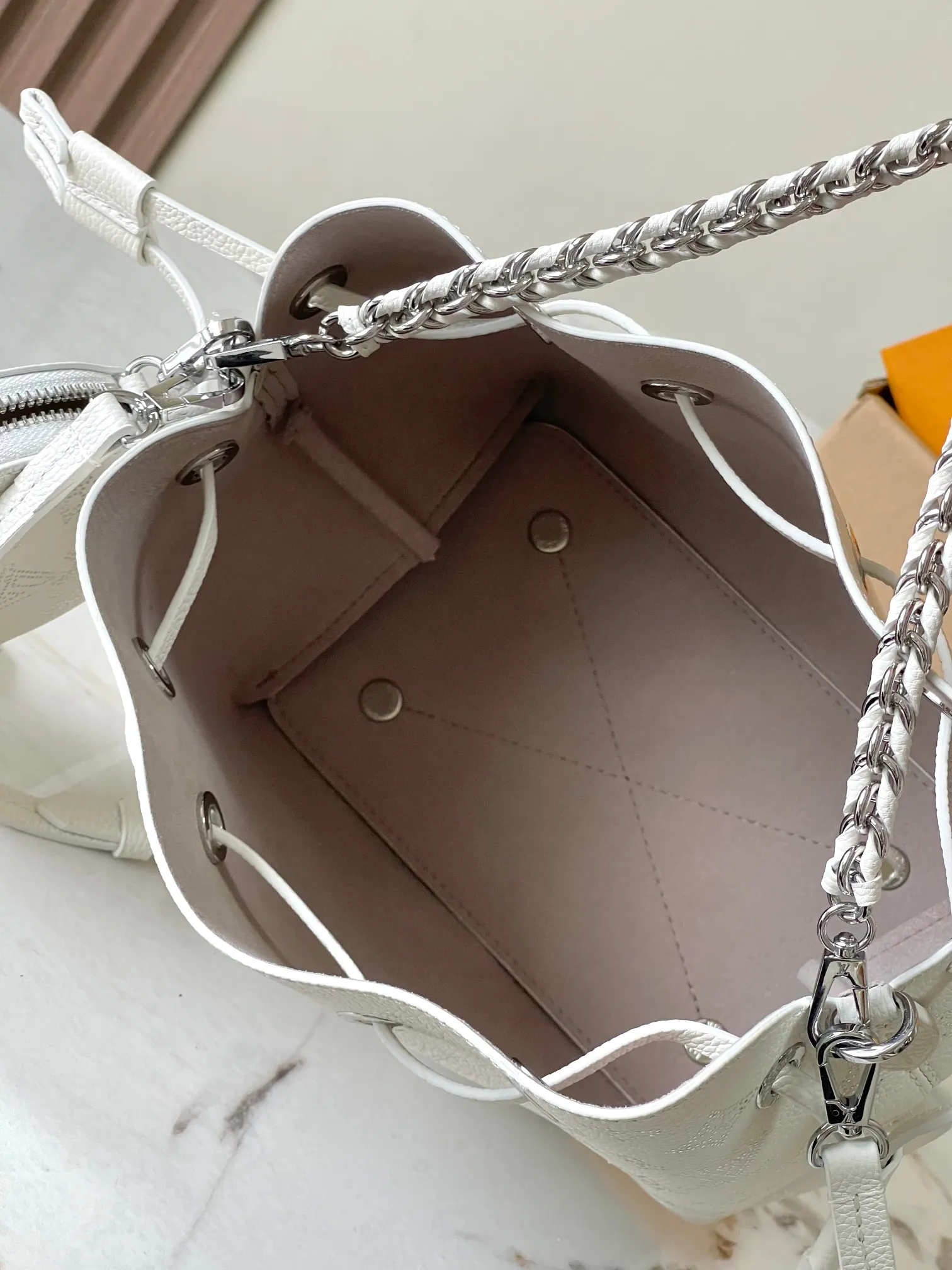 p2400 [Special grade MB163c chip version original leather] This Bella handbag model: M11841 off-white 163c chip Material: A-grade all-steel hardware, imported original cowhide Packaging: full set of original duty-free MB packaging Size: 19.0 x 22.0 x 14.0cm