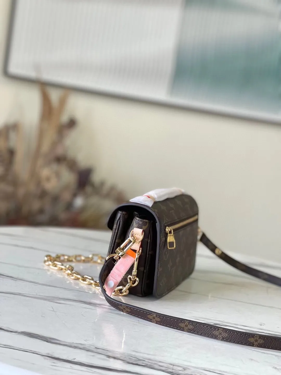 💰800 (Steel Hardware) The top original M46279 presbyopic Pochette Métis East West handbag is made of Monogram canvas, cow leather trim and S-lock lock. It continues the classic elements while having modern details such as a short chain on the shoulder. Generously constructed with compartments, zippered interior and exterior pockets to easily store your iPhone 13. Dimensions: 21.5 x 13.5 x 6 cm