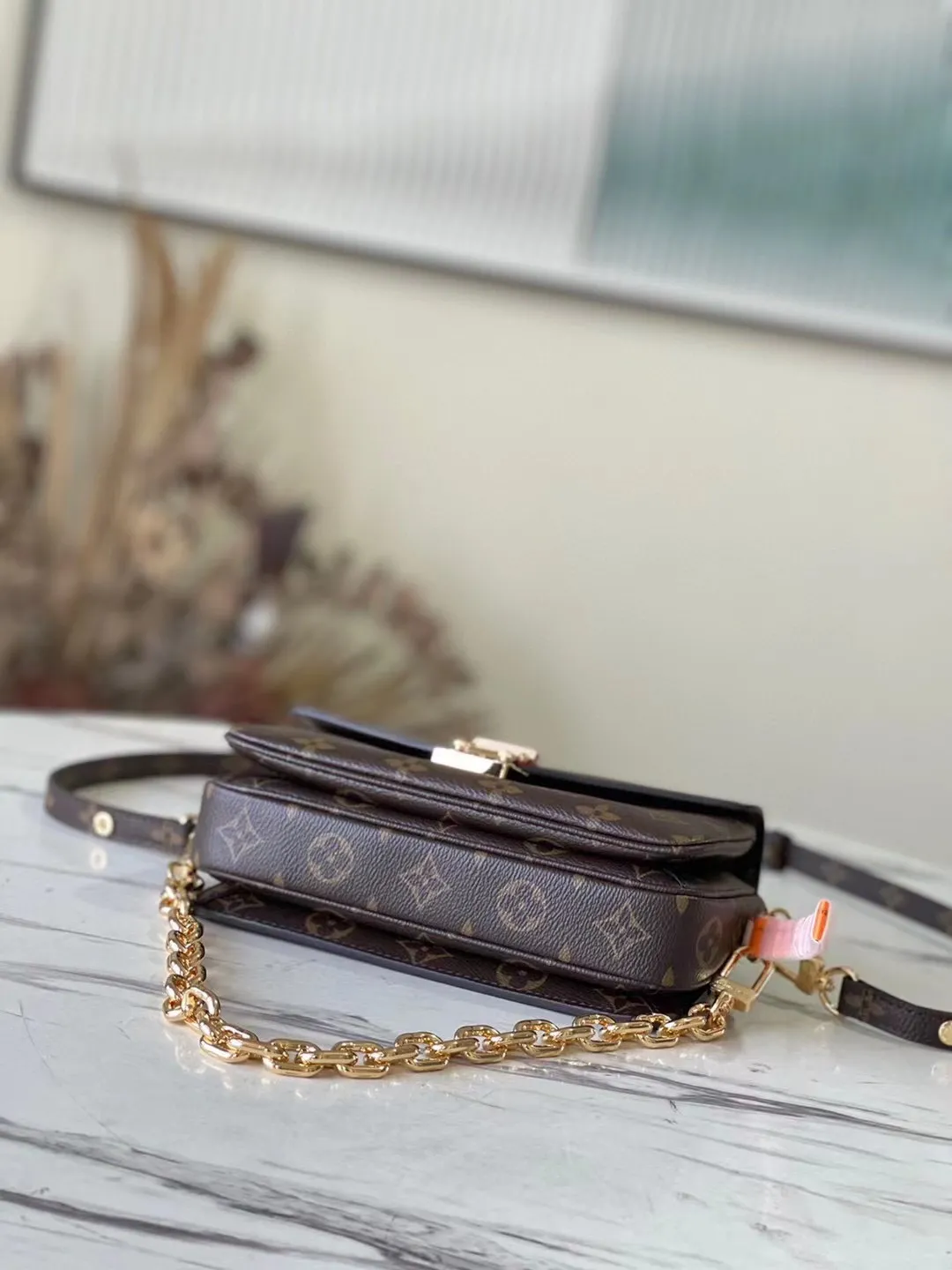 💰800 (Steel Hardware) The top original M46279 presbyopic Pochette Métis East West handbag is made of Monogram canvas, cow leather trim and S-lock lock. It continues the classic elements while having modern details such as a short chain on the shoulder. Generously constructed with compartments, zippered interior and exterior pockets to easily store your iPhone 13. Dimensions: 21.5 x 13.5 x 6 cm