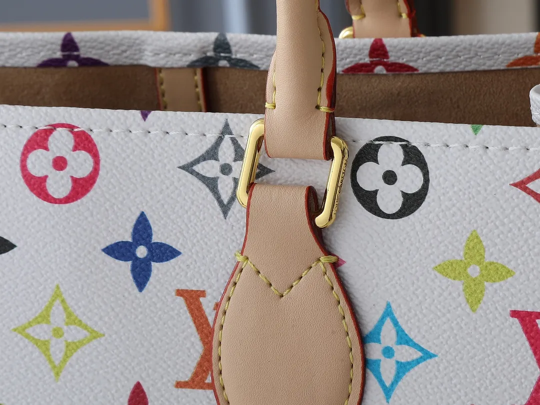 💰260💰Upgraded original version 🔥New style🔥M45039 M45321 M44571 This Onthego medium handbag combines classic Monogram canvas and Monogram Reverse canvas on both sides to present completely different styles. Toron's dual handles and shoulder strap allow for a variety of carrying options. Dimensions: 34.0 x 26.0 x 13.0 cm (length x height x width)